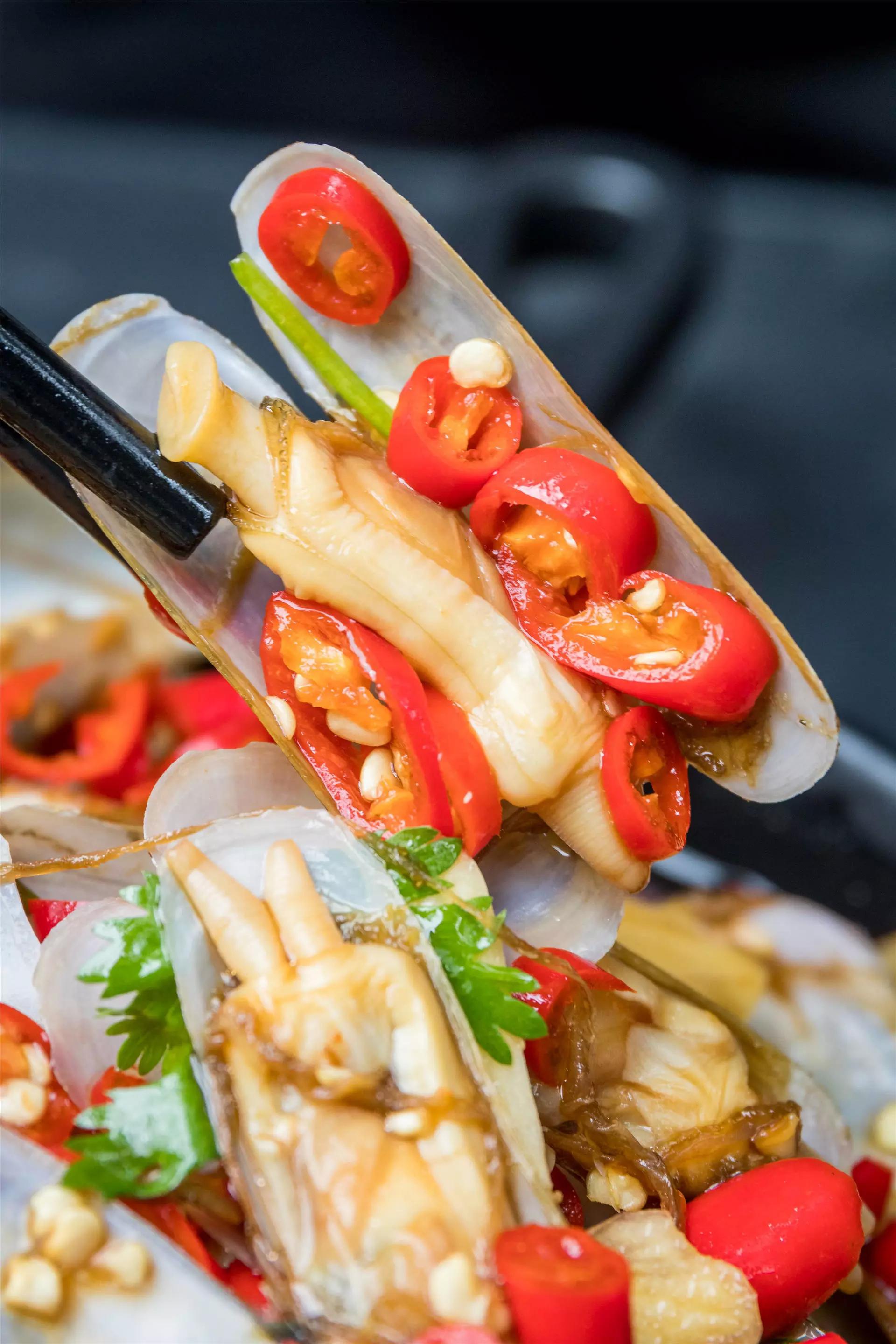 小米辣与芥末在醋的调和下综合发力,伴着蛏子的嫩肉入口,滋味慢慢散开