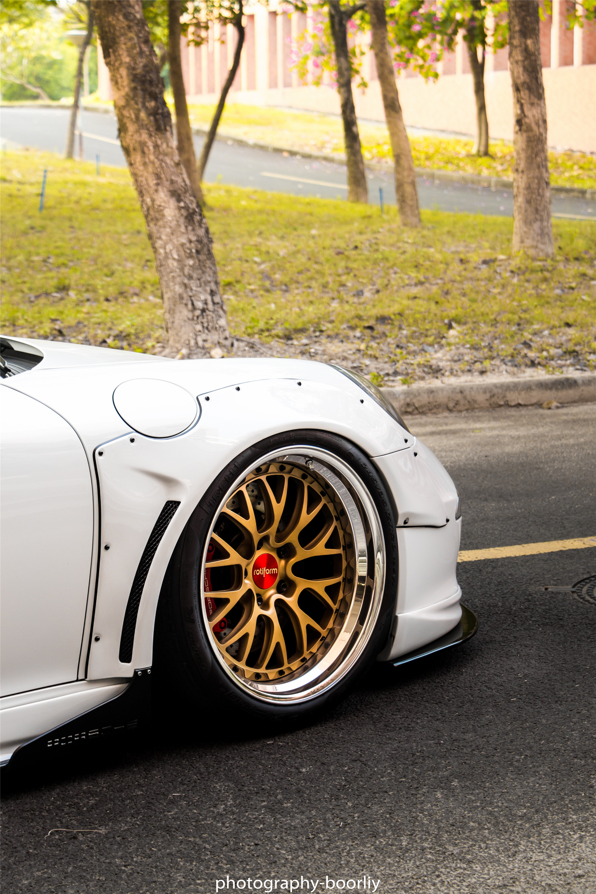 改装流行起来,车主也开始有玩宽体 气动的想法,最终在这辆保时捷911上