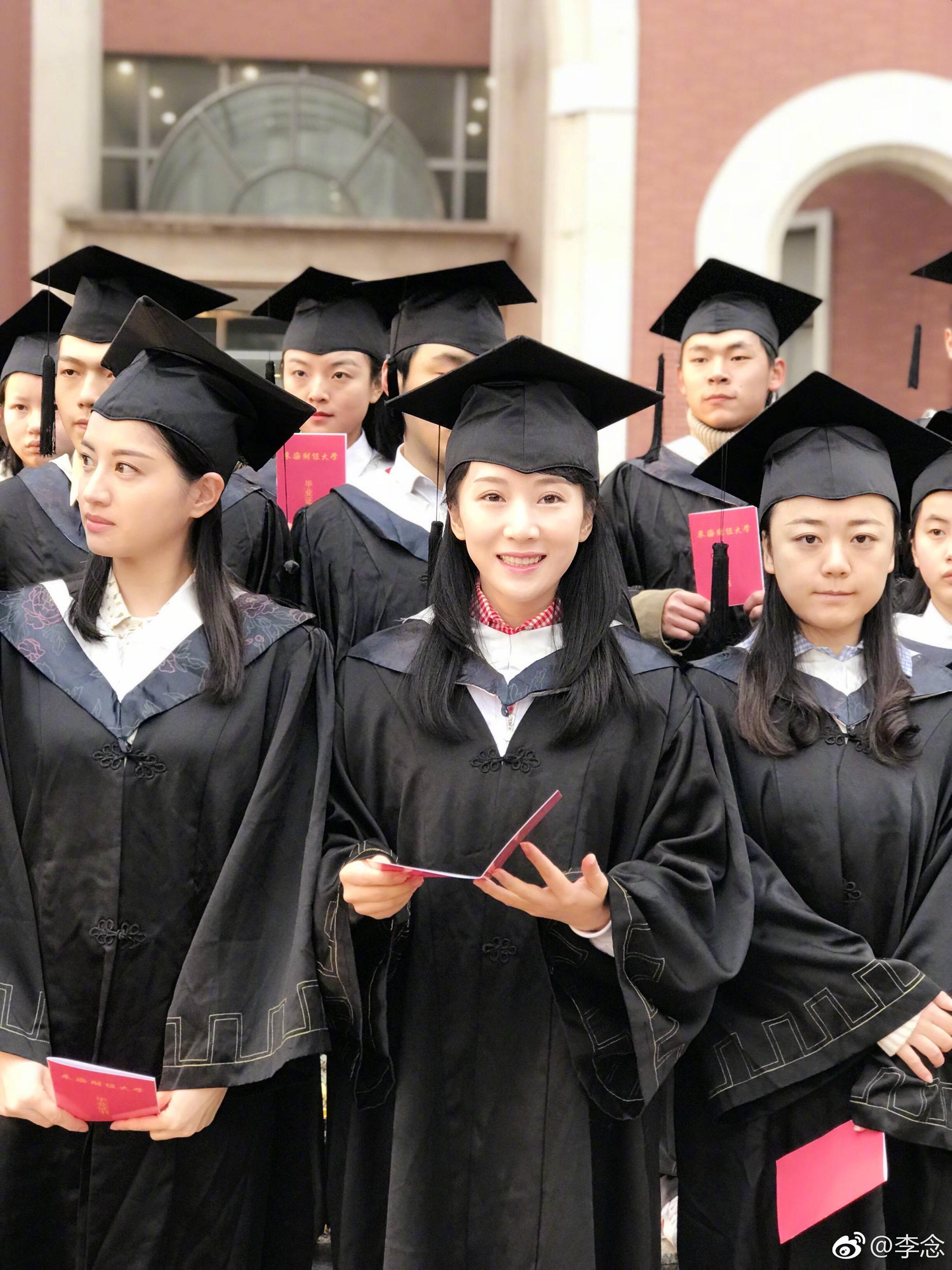 李念晒"毕业照"等你下课 学士服学生气十足