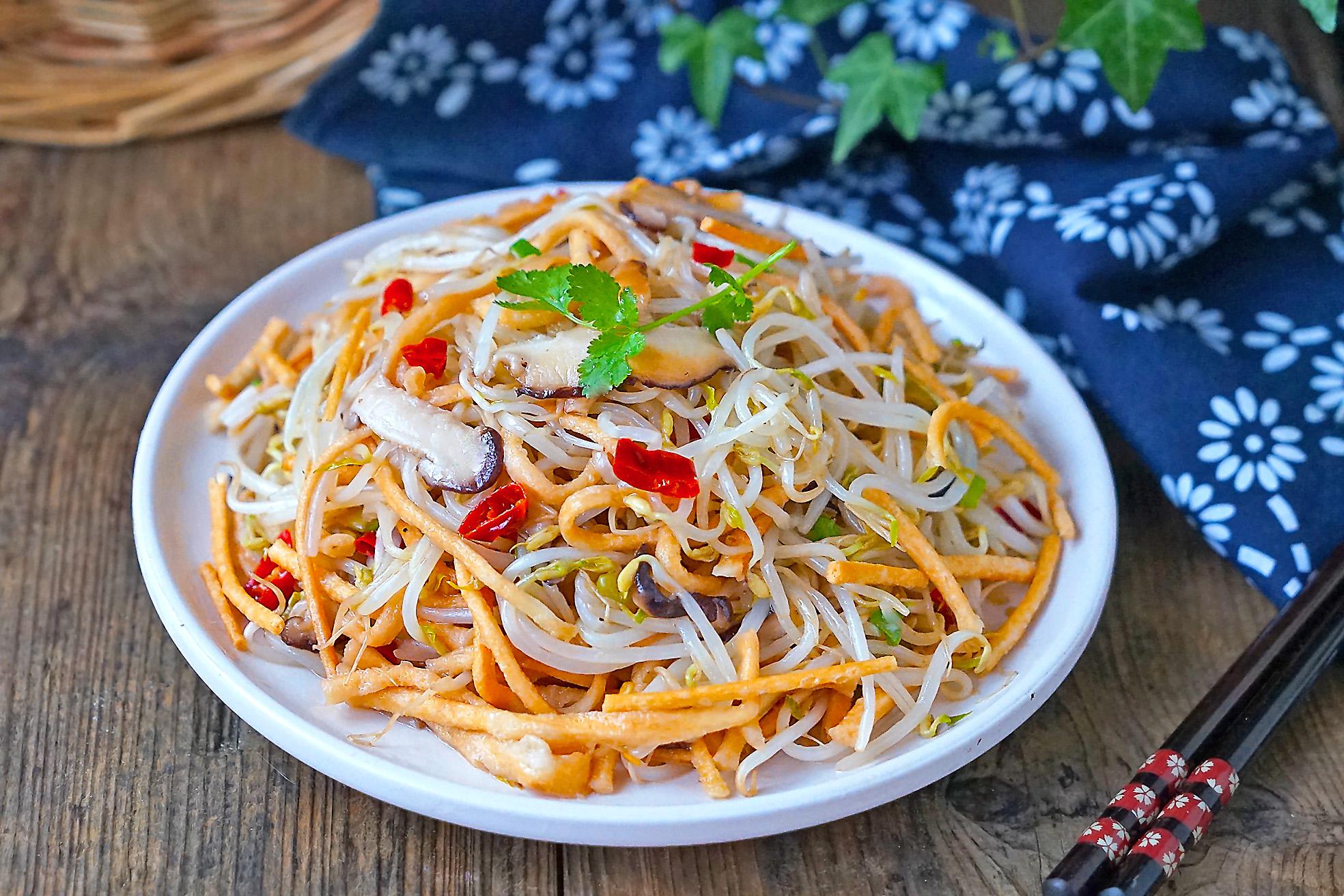 酸辣绿豆芽加点它这种好吃做法你肯定没见过且2分钟就能搞定