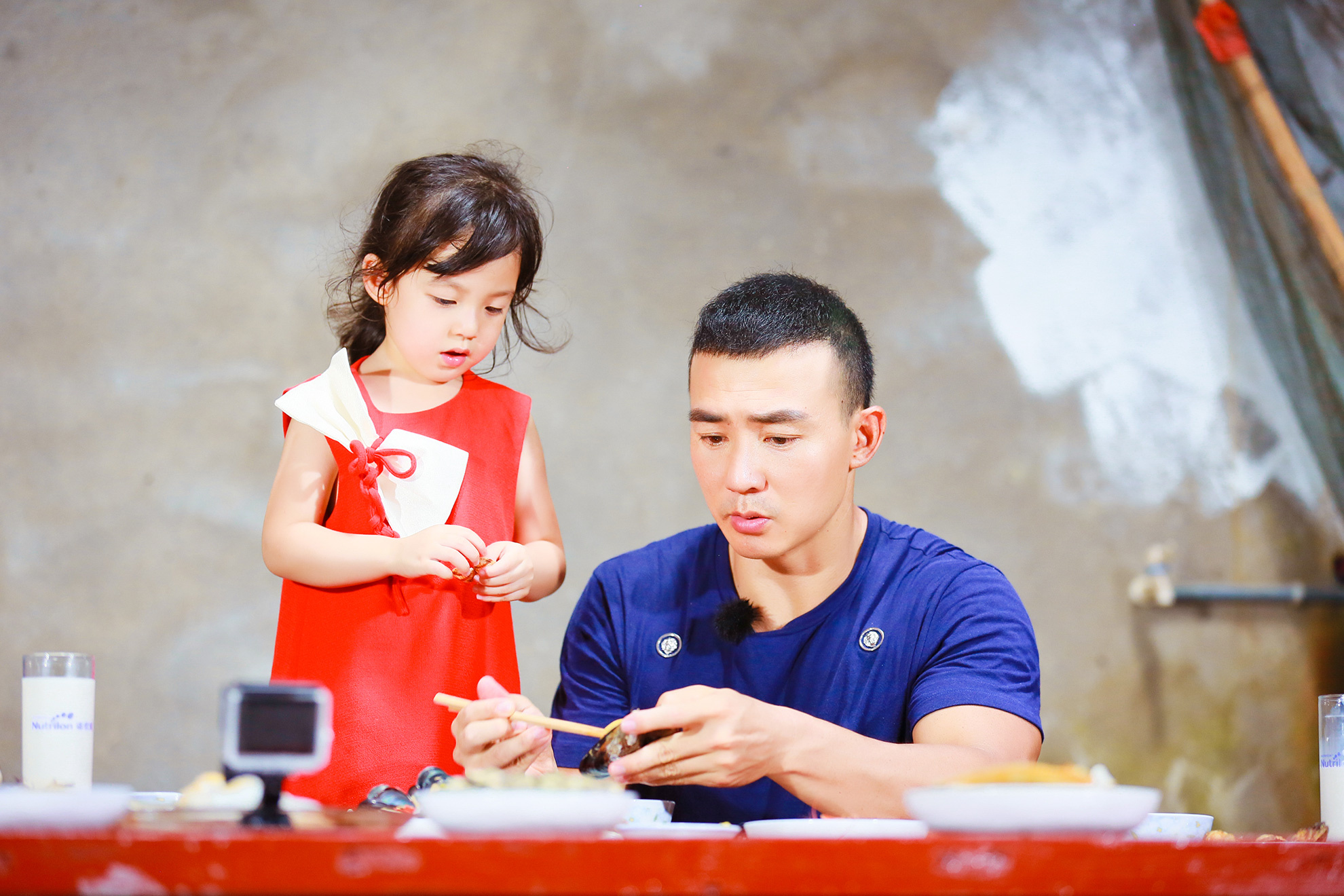 刘畊宏夫妻为小女儿庆生,明明是小女儿生日,却遭小泡芙抢镜