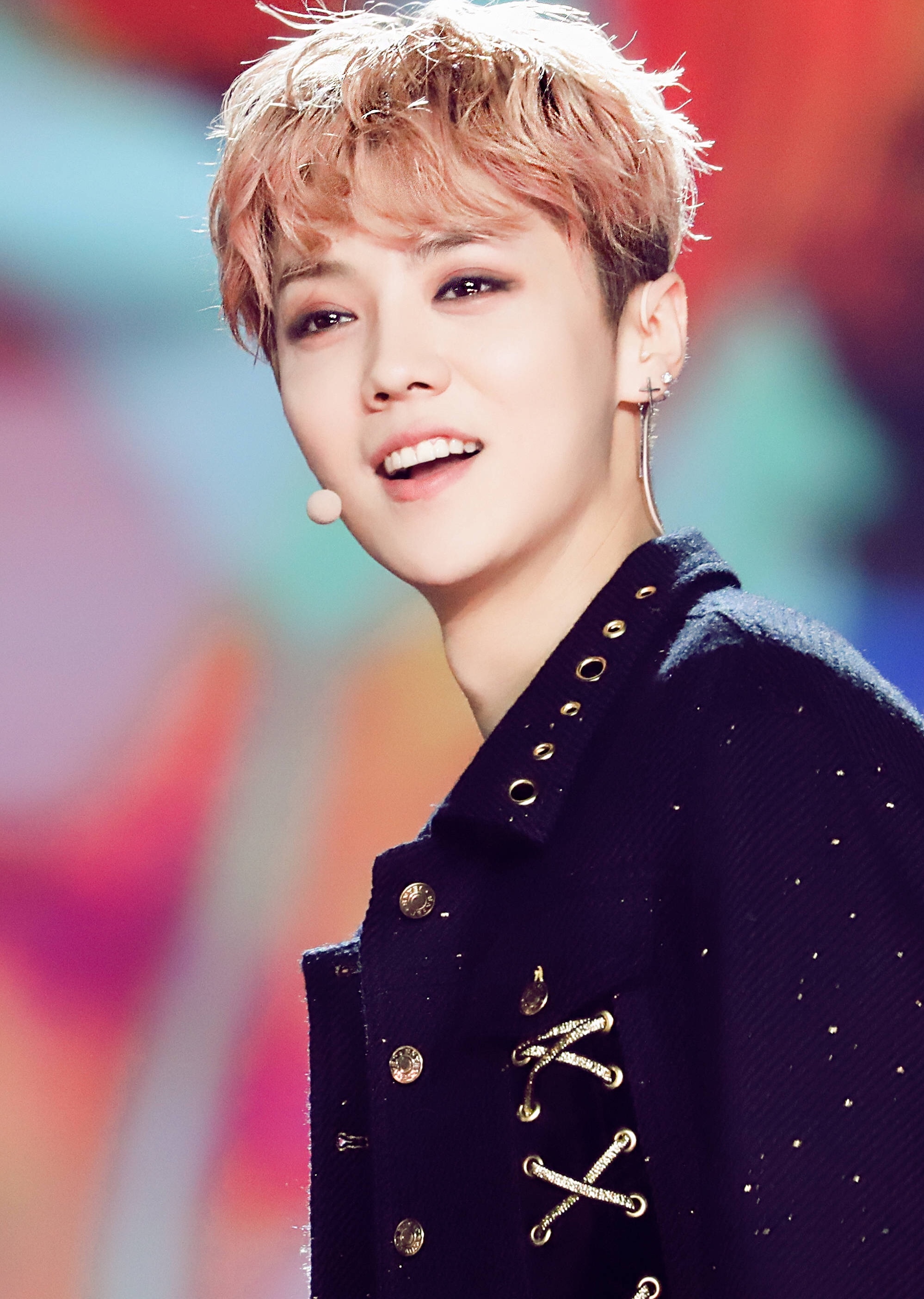 鹿晗五官精致,颜值帅气,气质绝佳的小哥哥,帅到炸裂.