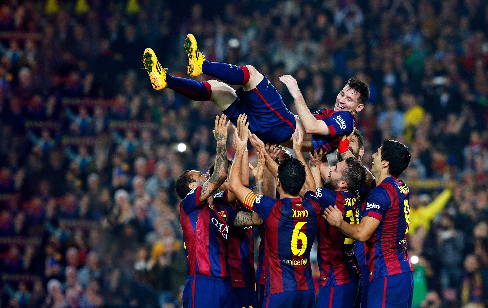 足坛神话登顶联赛助攻榜梅西贴地斩致敬小罗已破36支西甲队