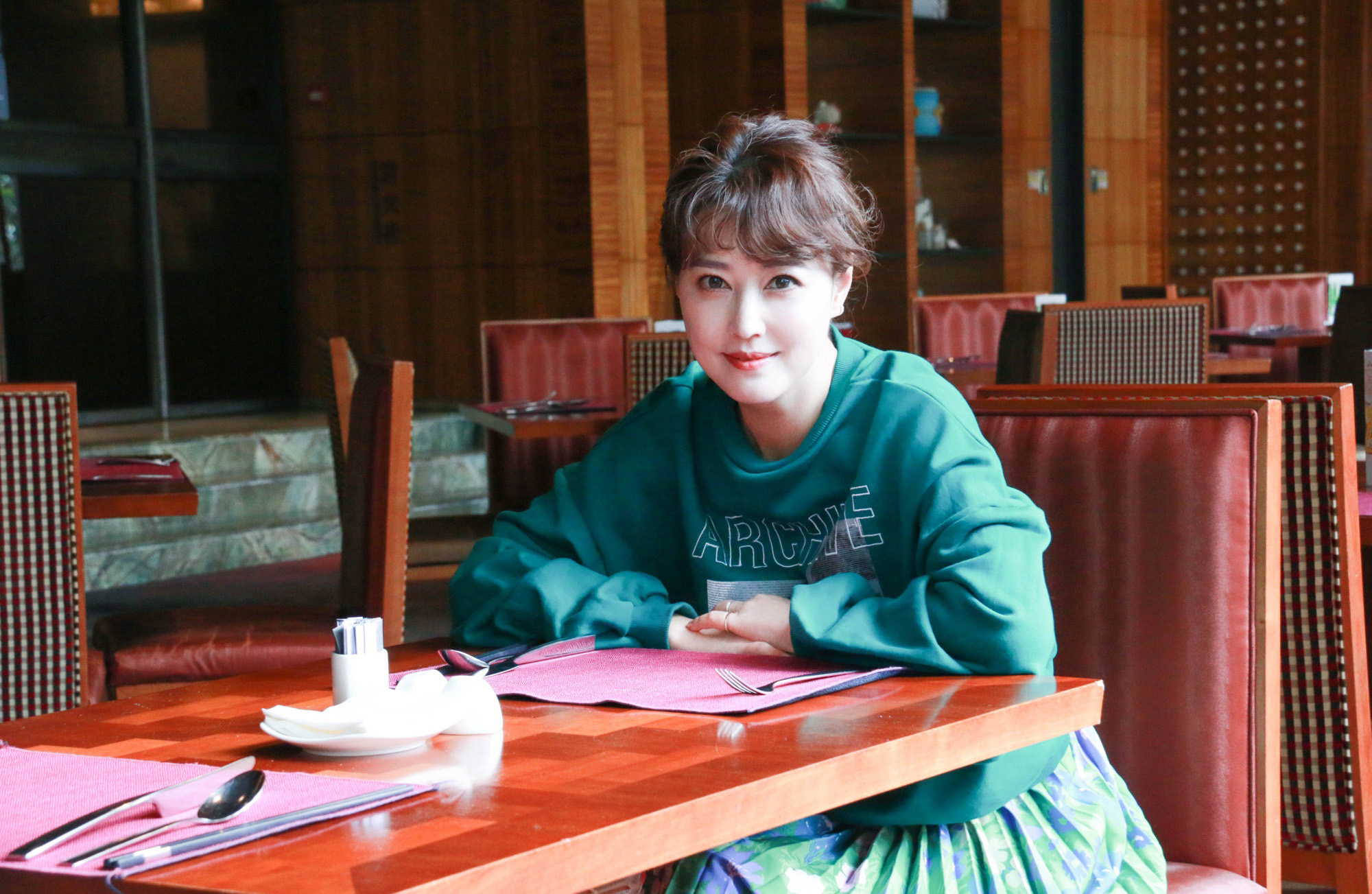 这个"女孩"51岁了,扮演过"周芷若",如今仍然嫩得能掐出水