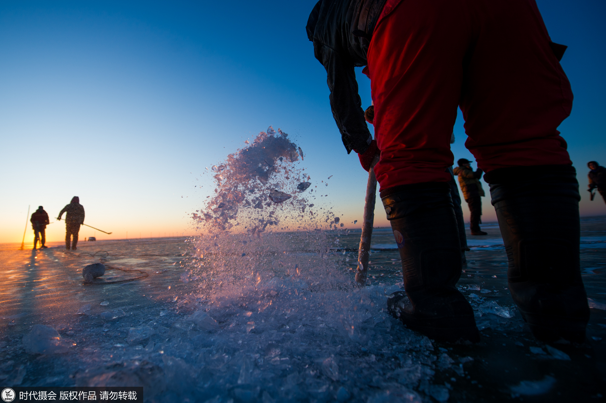 探秘查干湖壮观冬捕 看渔队如何将一网60万斤大鱼从冰下捞上岸|查干湖|大鱼|渔工_新浪新闻
