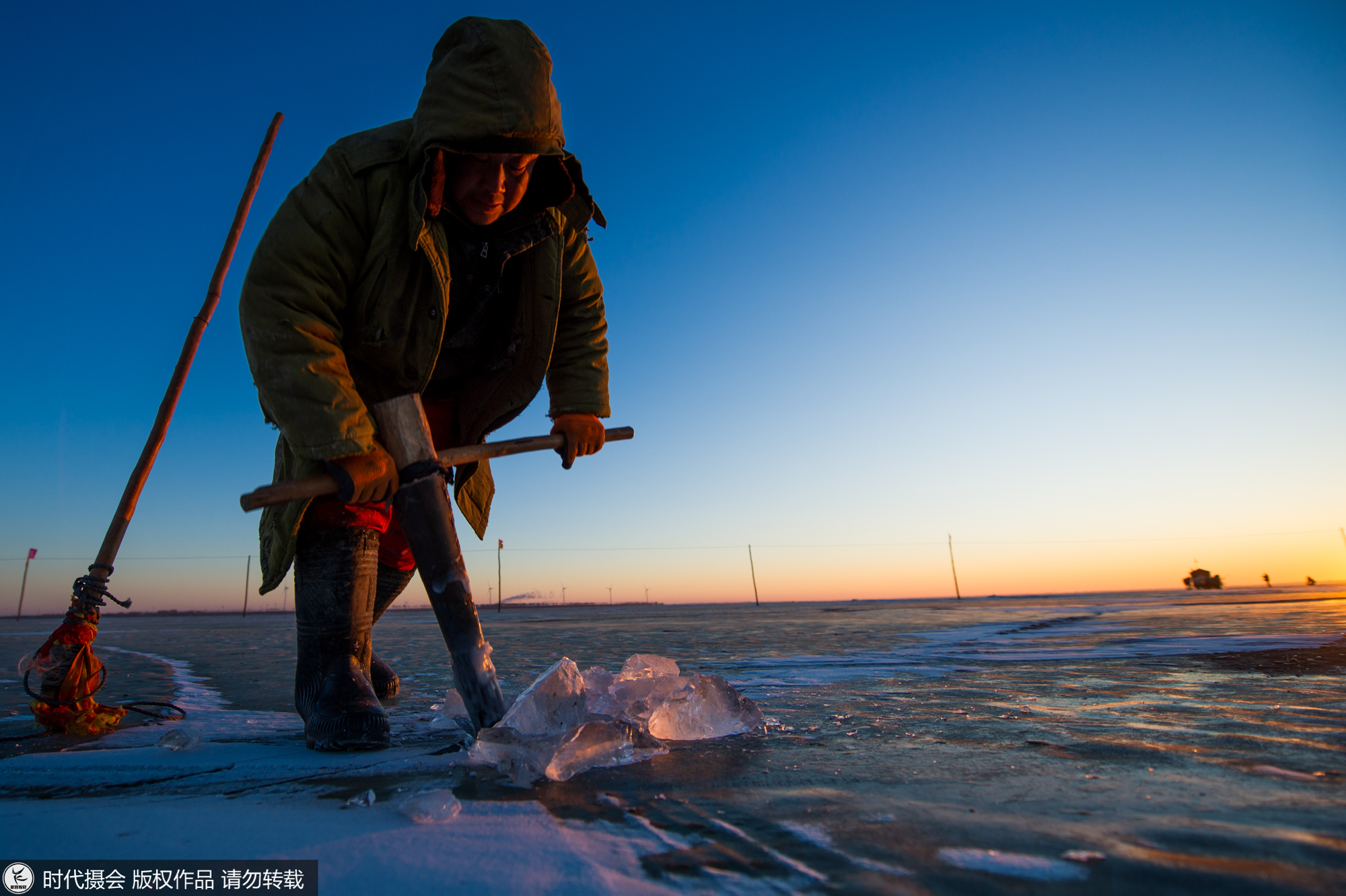 探秘查干湖壮观冬捕 看渔队如何将一网60万斤大鱼从冰下捞上岸|查干湖|大鱼|渔工_新浪新闻
