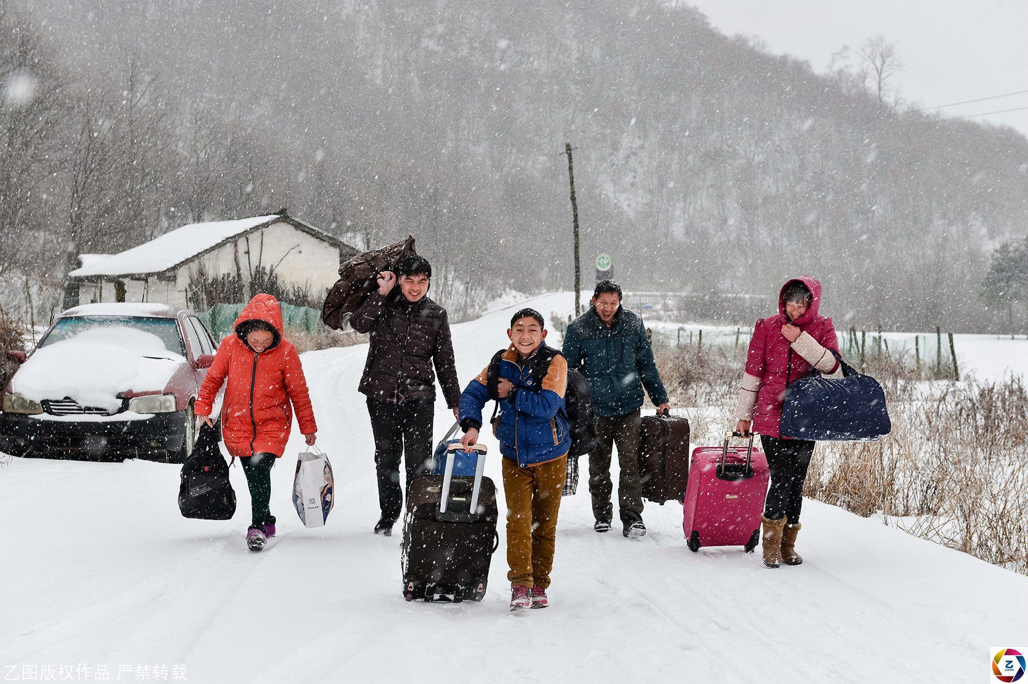 民工骑摩托返乡为御寒将孩子用大衣裹在胸前