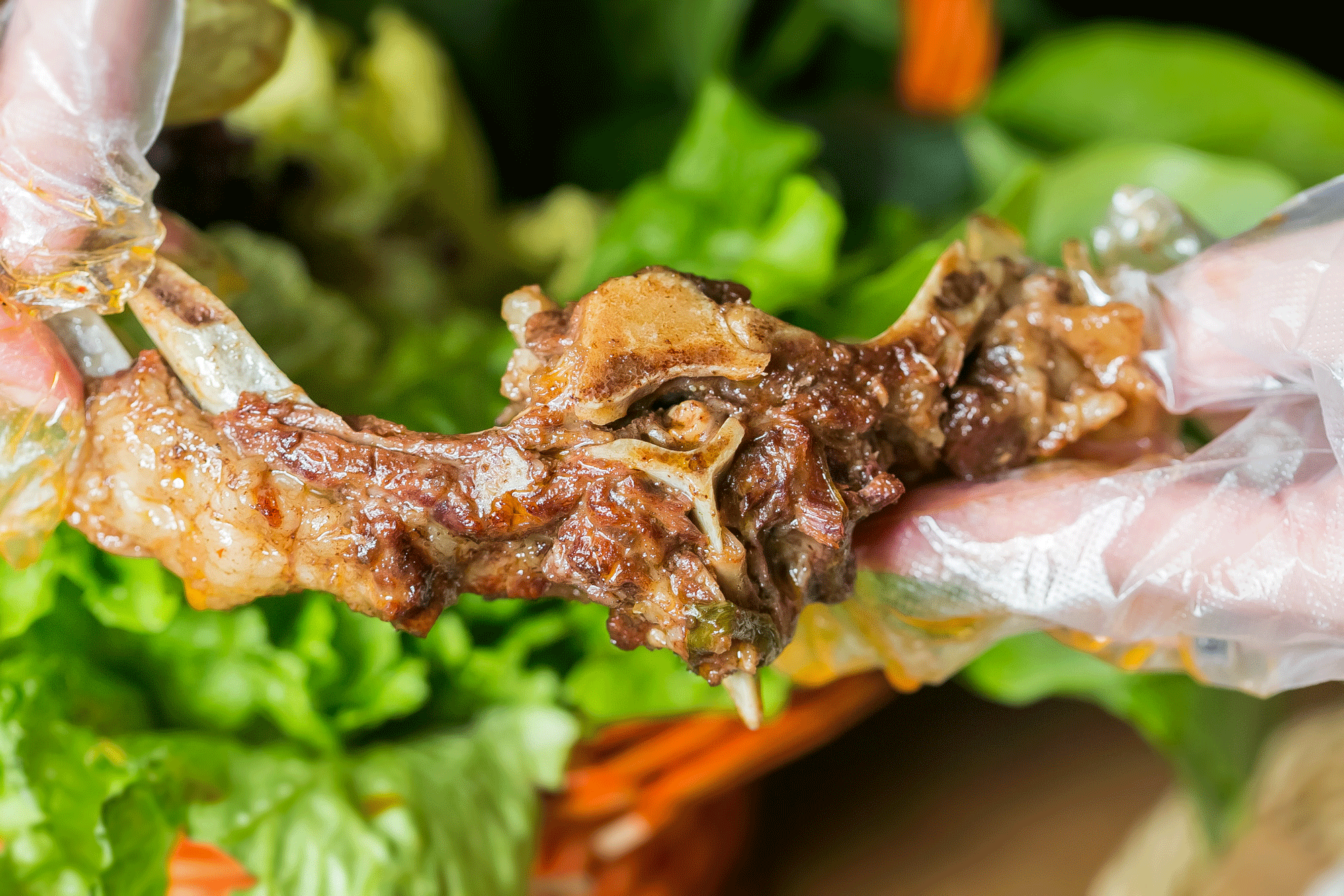 羊蝎子,烤羊肉,火锅配上酱羊骨,人均几十元吃顿全羊宴