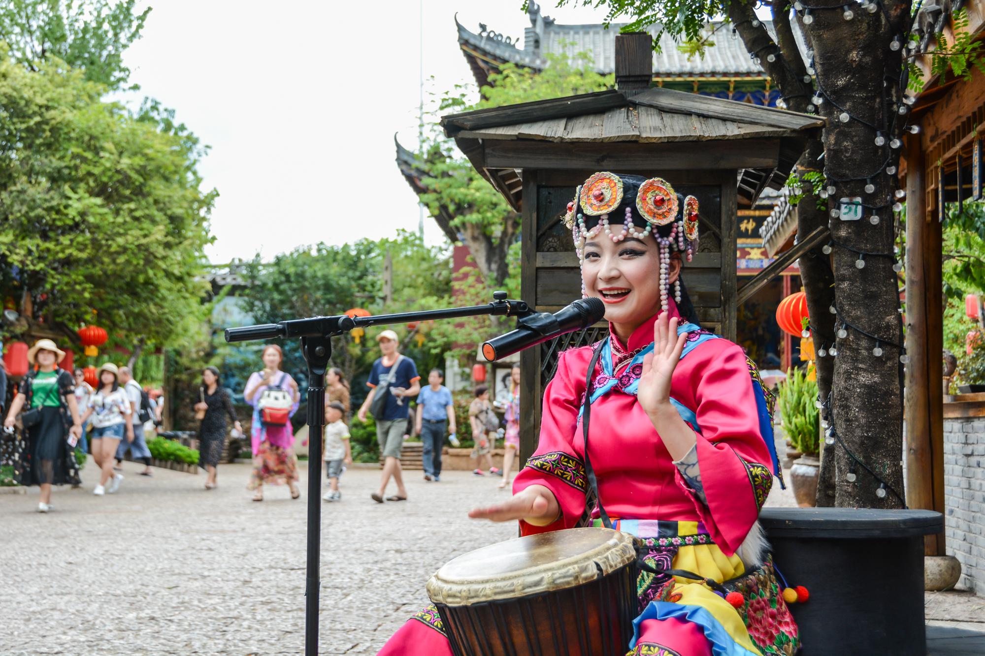 咬着一口鲜花饼,观看传统的纳西族表演,惊喜连连不断.