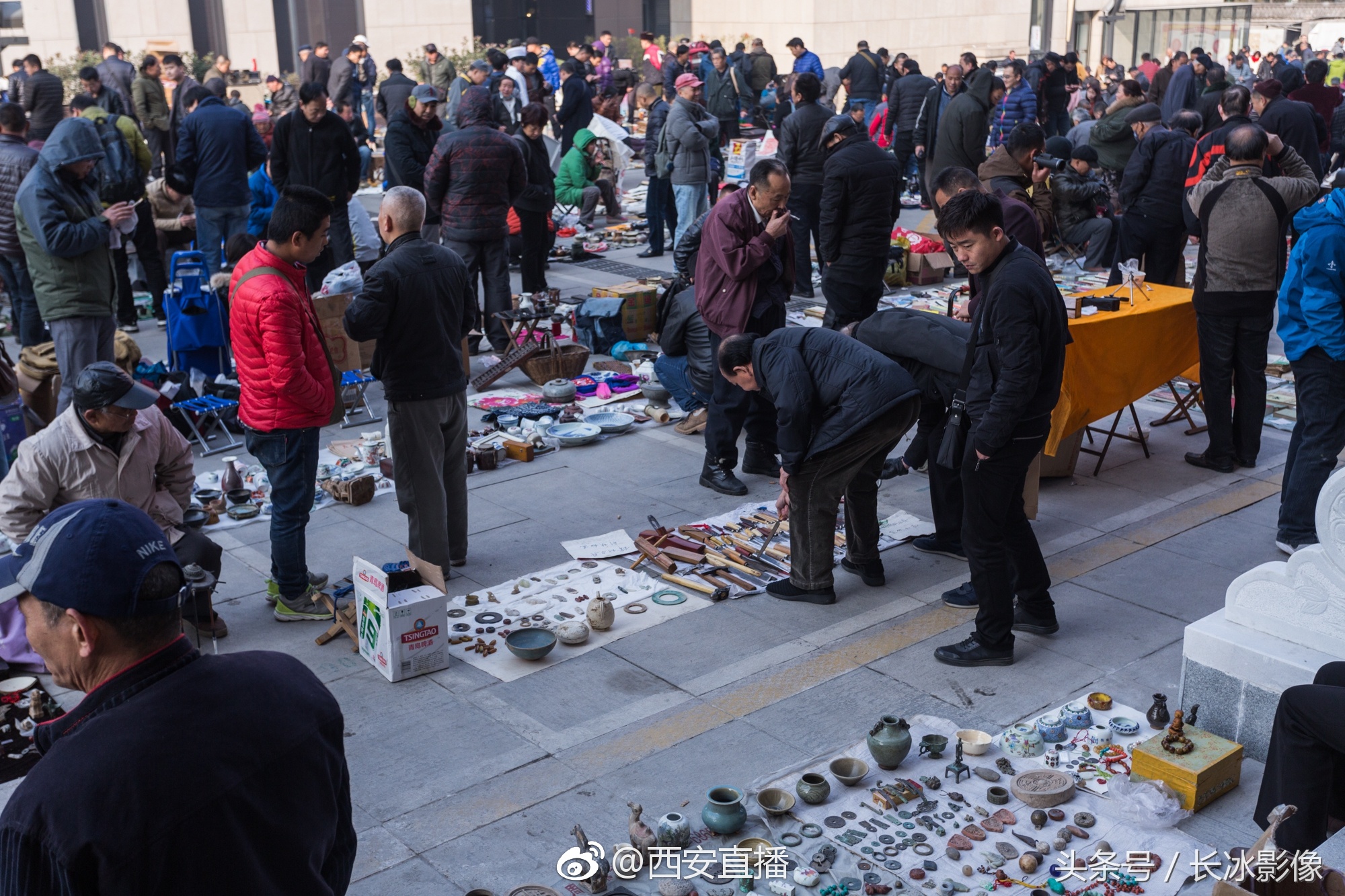实拍西安古玩集市人山人海 捡漏机会很小 花小钱淘点小玩意是乐趣