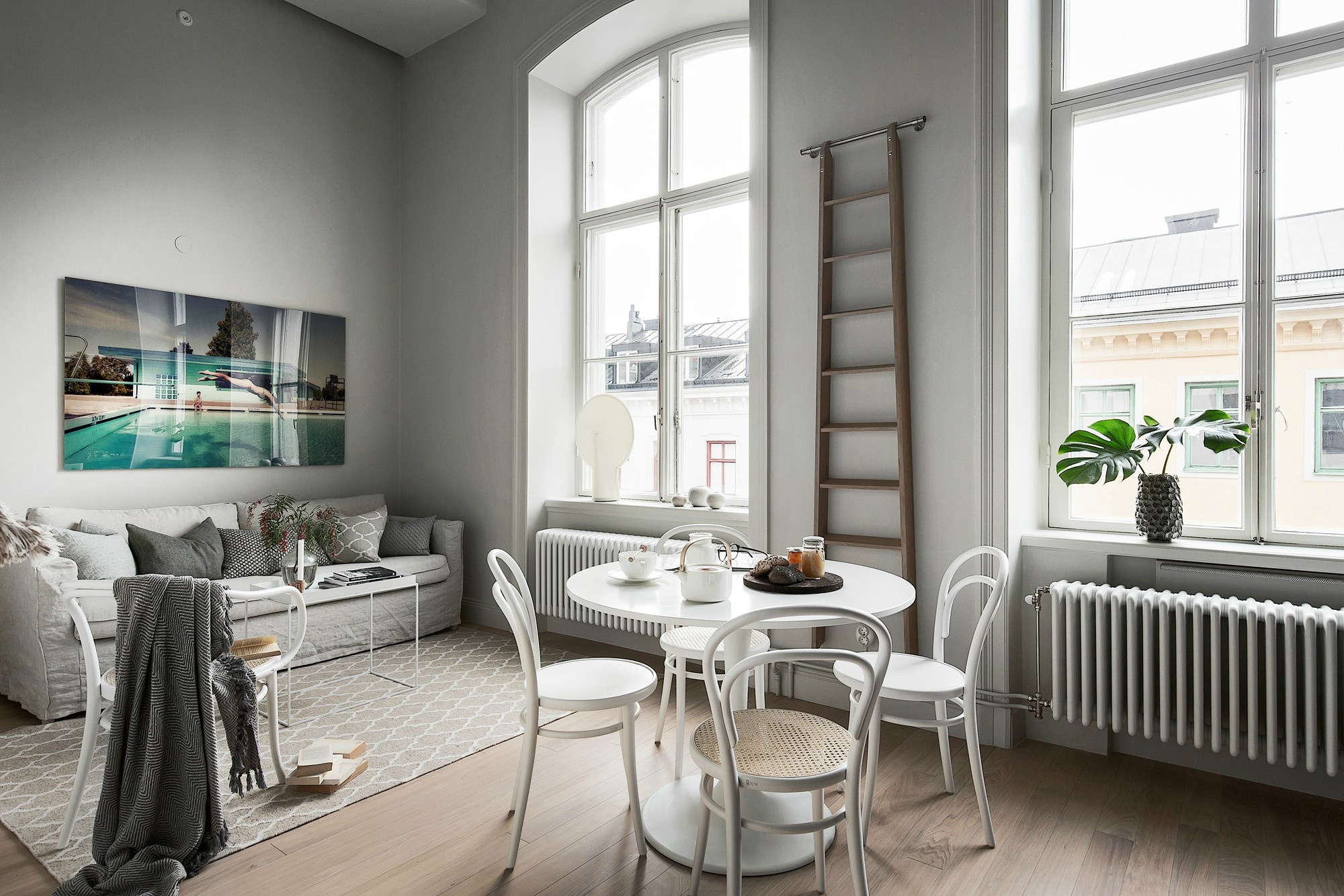 客厅以灰白色为主,大面积的玻璃窗户让室内显得格外明亮通透