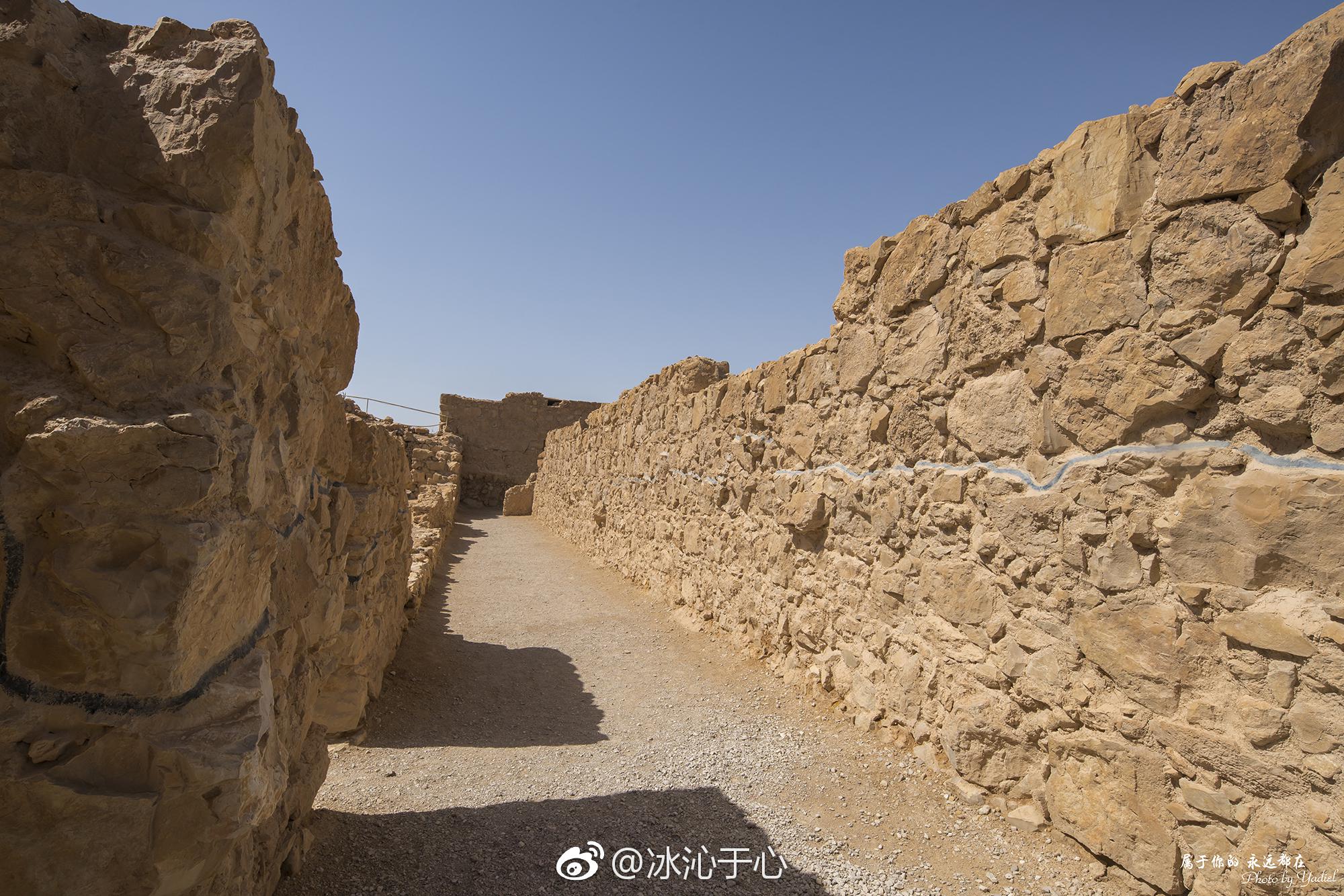 马萨达是一个地势险峻的天然堡垒,它威严肃穆地矗立在犹地亚沙漠中