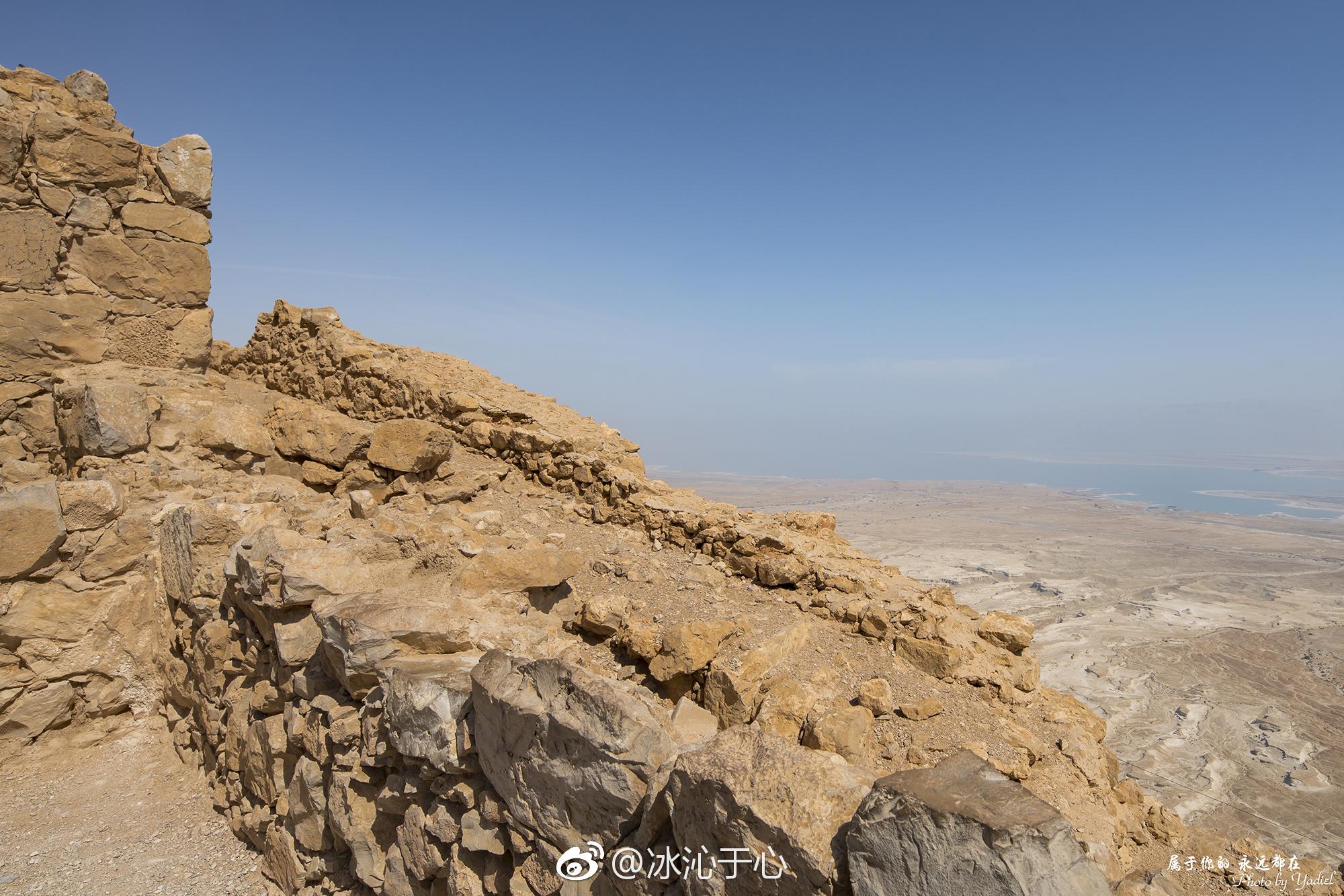马萨达是一个地势险峻的天然堡垒,它威严肃穆地矗立在犹地亚沙漠中