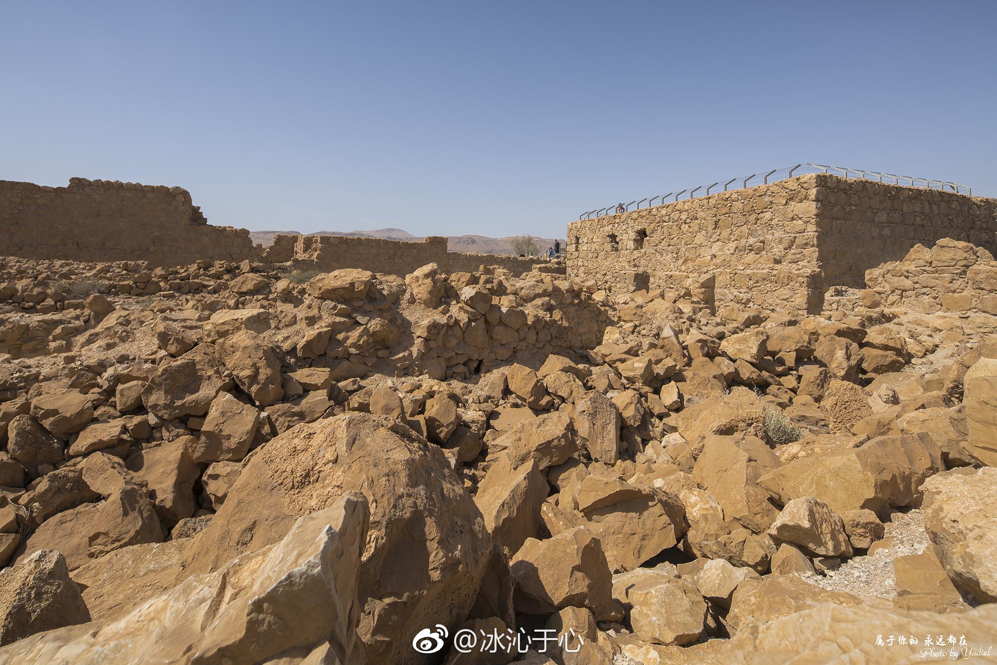 马萨达是一个地势险峻的天然堡垒,它威严肃穆地矗立在犹地亚沙漠中