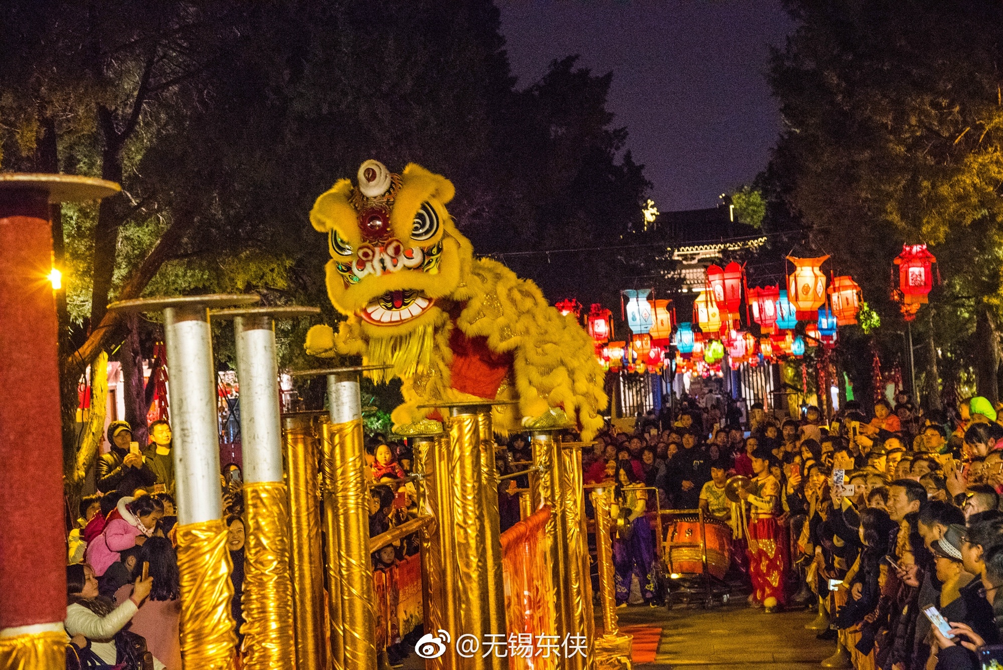 无锡惠山寺天王殿前梅花桩舞狮.