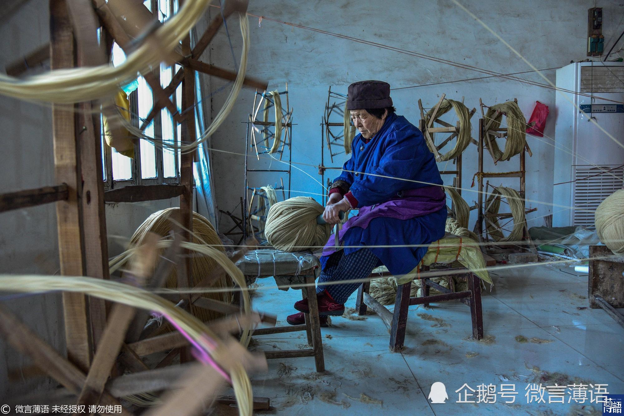 图为另一位73岁的奶奶正在织线.