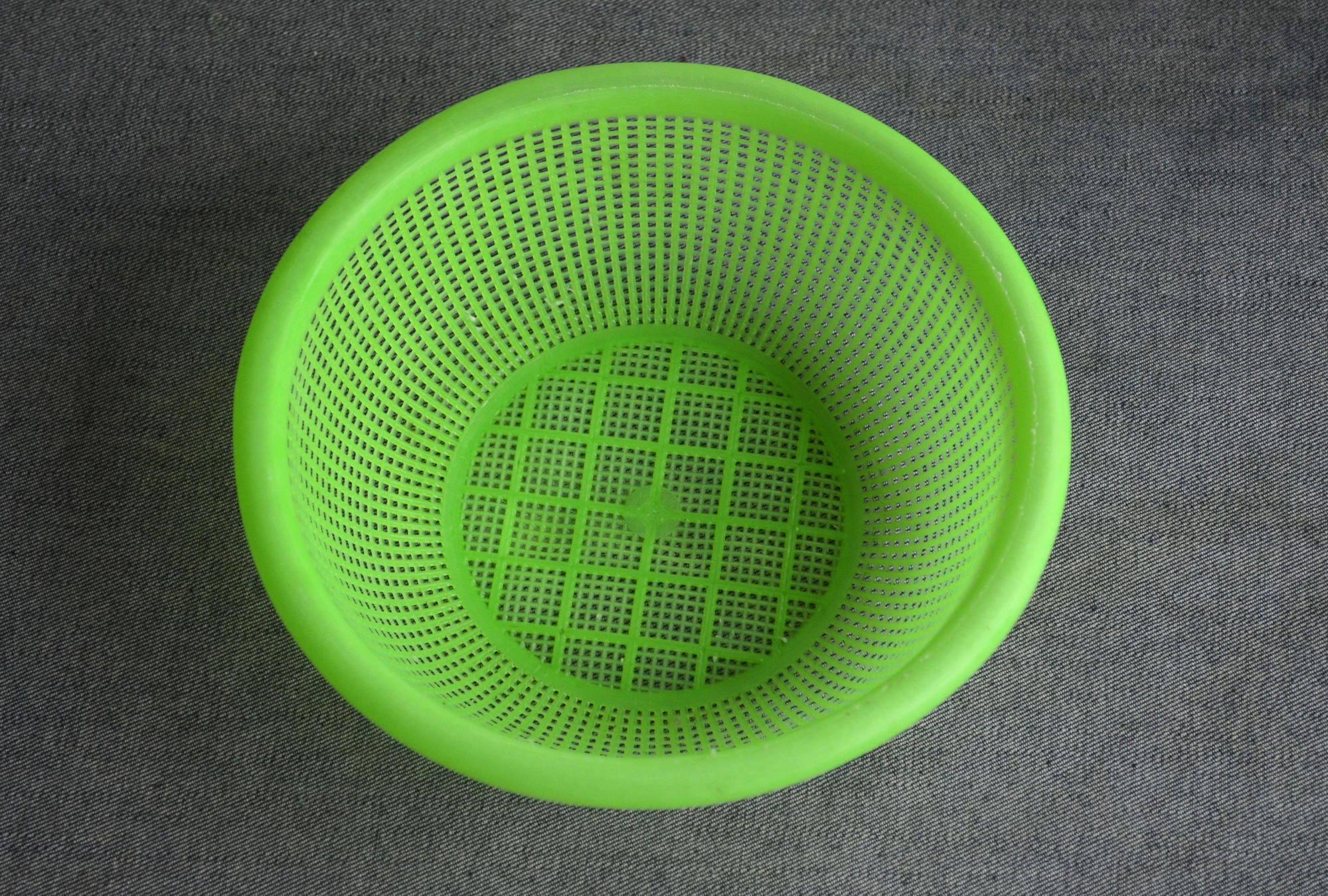 菜篮子很容易脏,孔洞难清洗,试试这招,泡一泡就能轻松洗干净