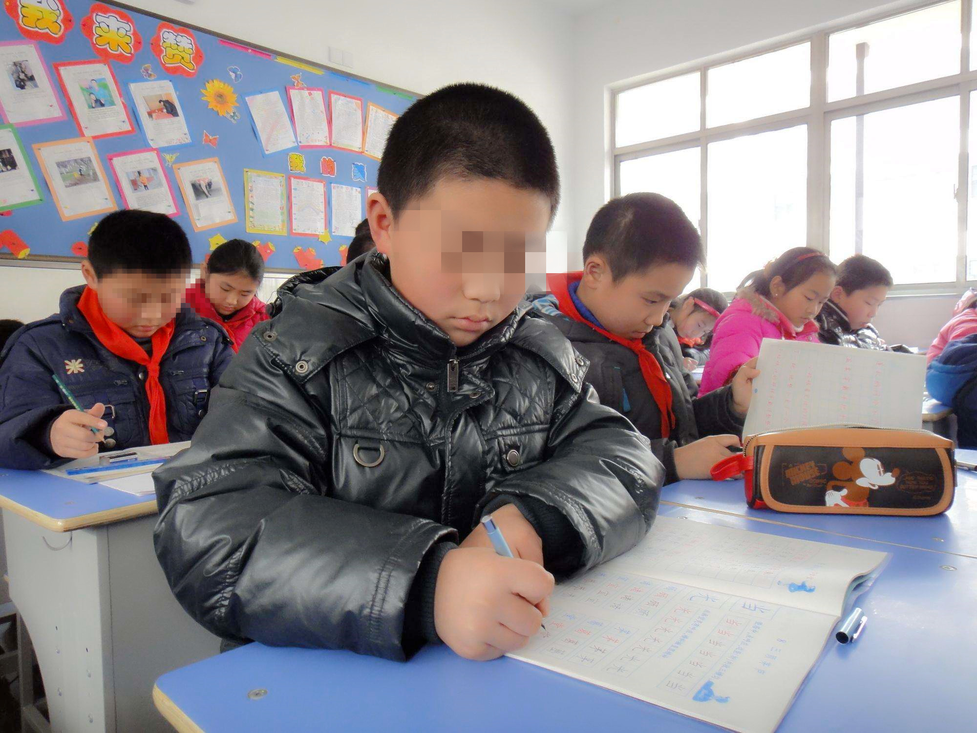 俩孩子犯错误被老师罚抄名字,一个孩子笑了,另一个哭着写到半夜