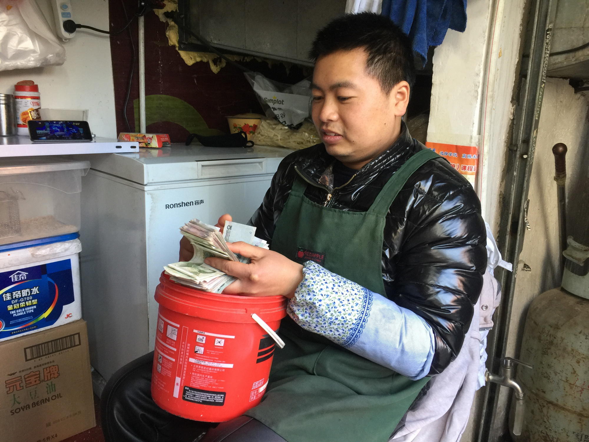 制衣暴发户被电商击垮改卖臭豆腐,穷到不敢回家