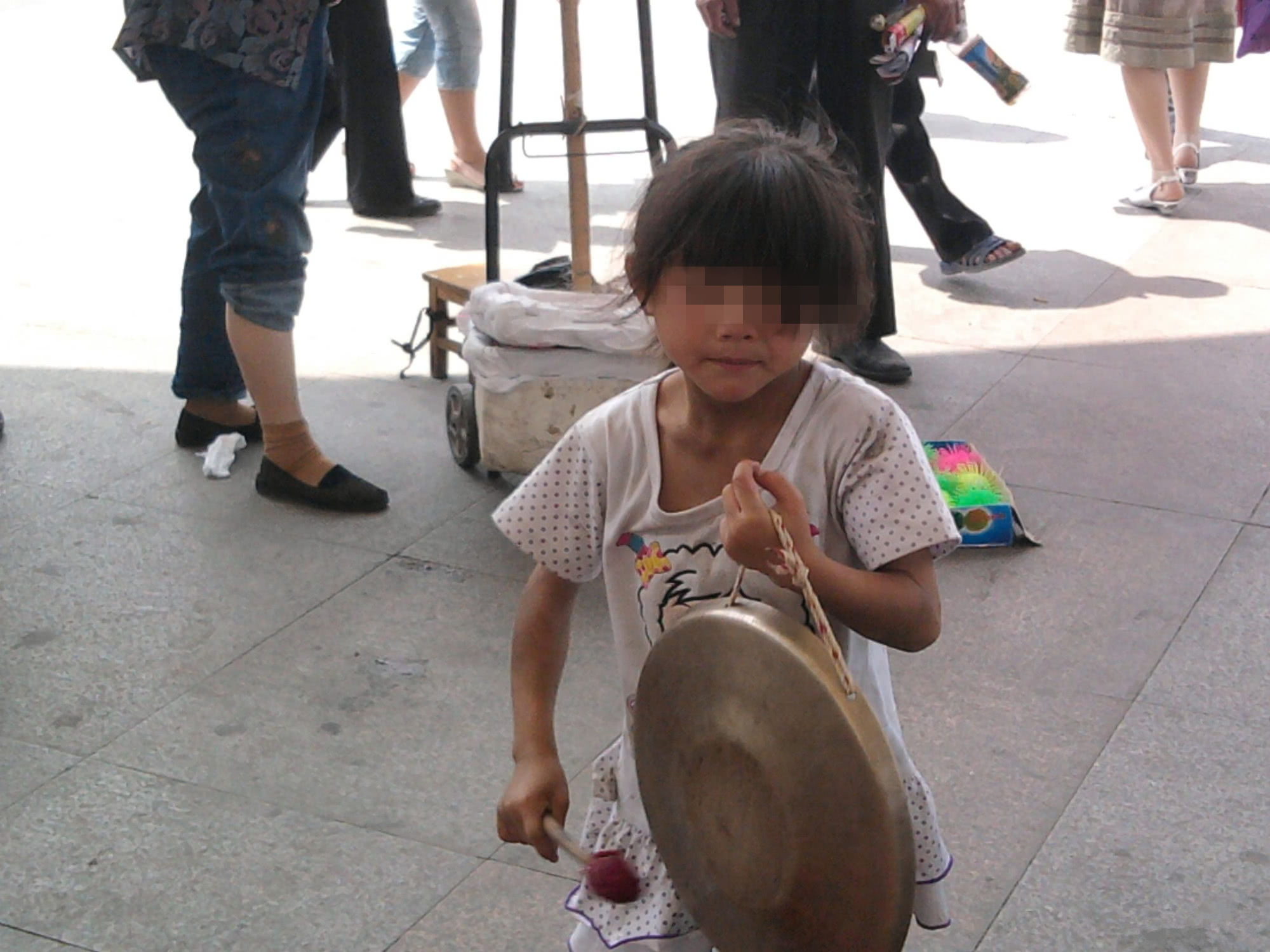 人贩子骗术又出新,网友亲身经历,大家别小看身边"残弱"群体