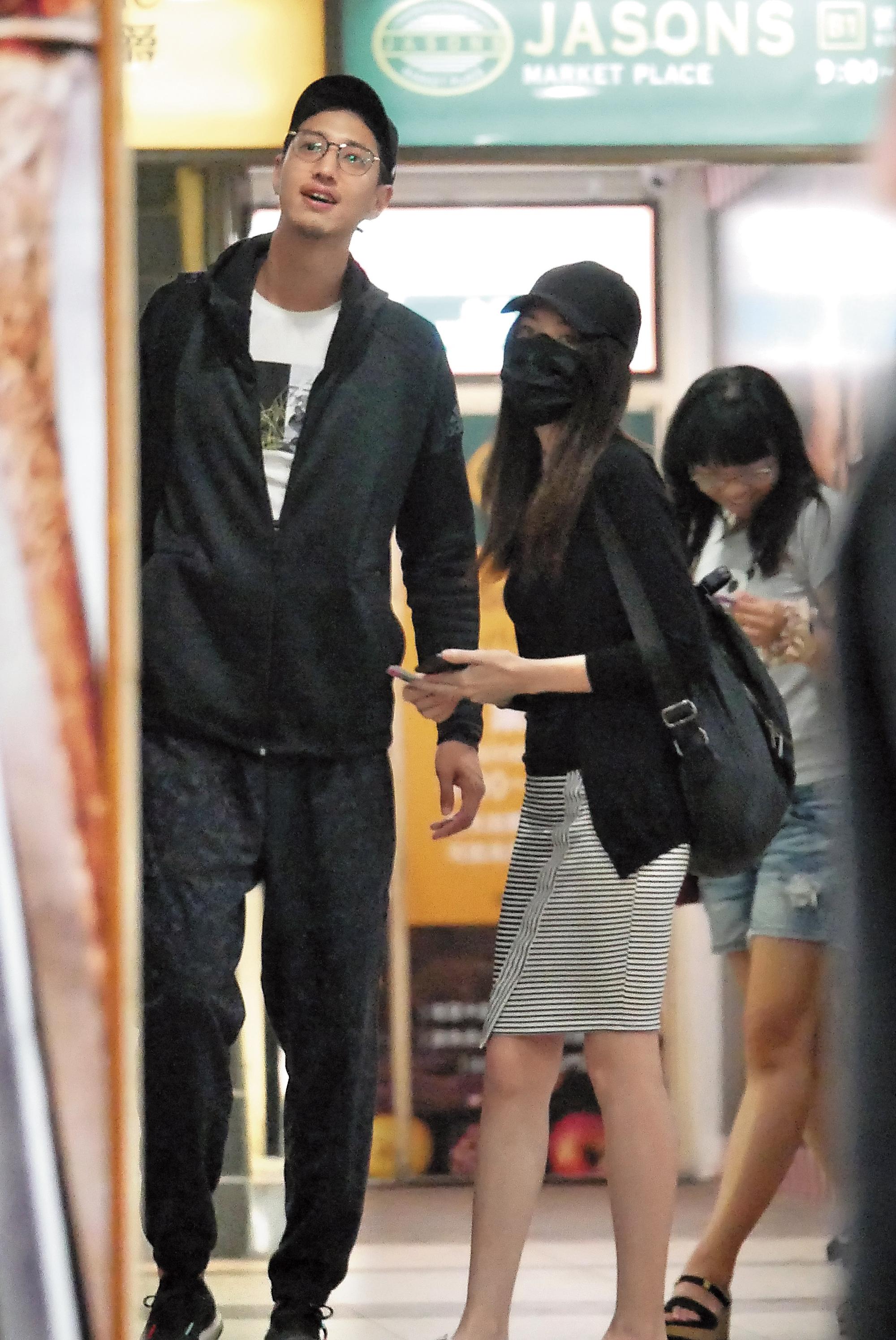 许玮甯承认恋情后和男友大方谈恋爱 手牵手逛街很甜蜜