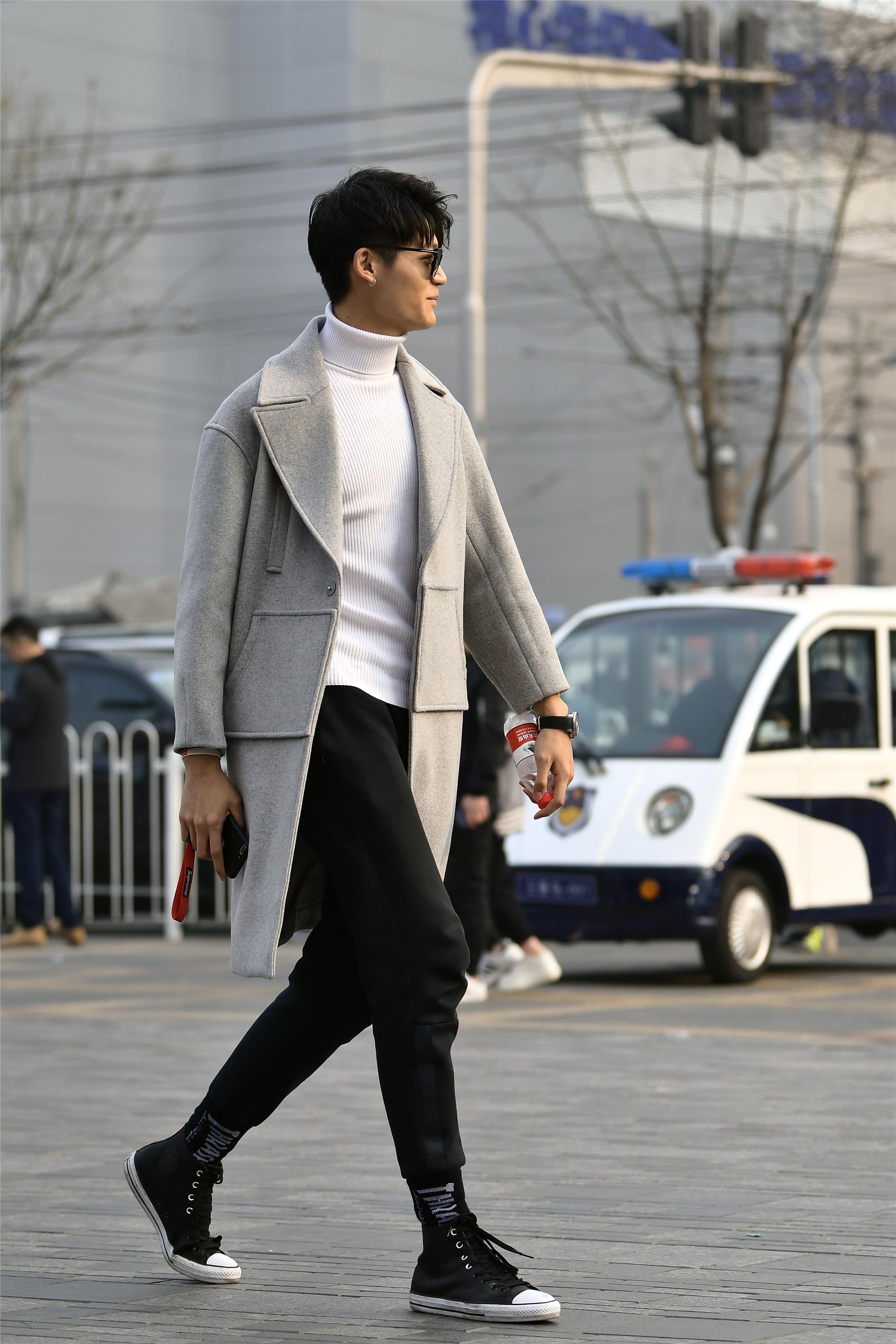 时尚街拍:八位帅哥,风格各异,我最喜欢第六位的搭配