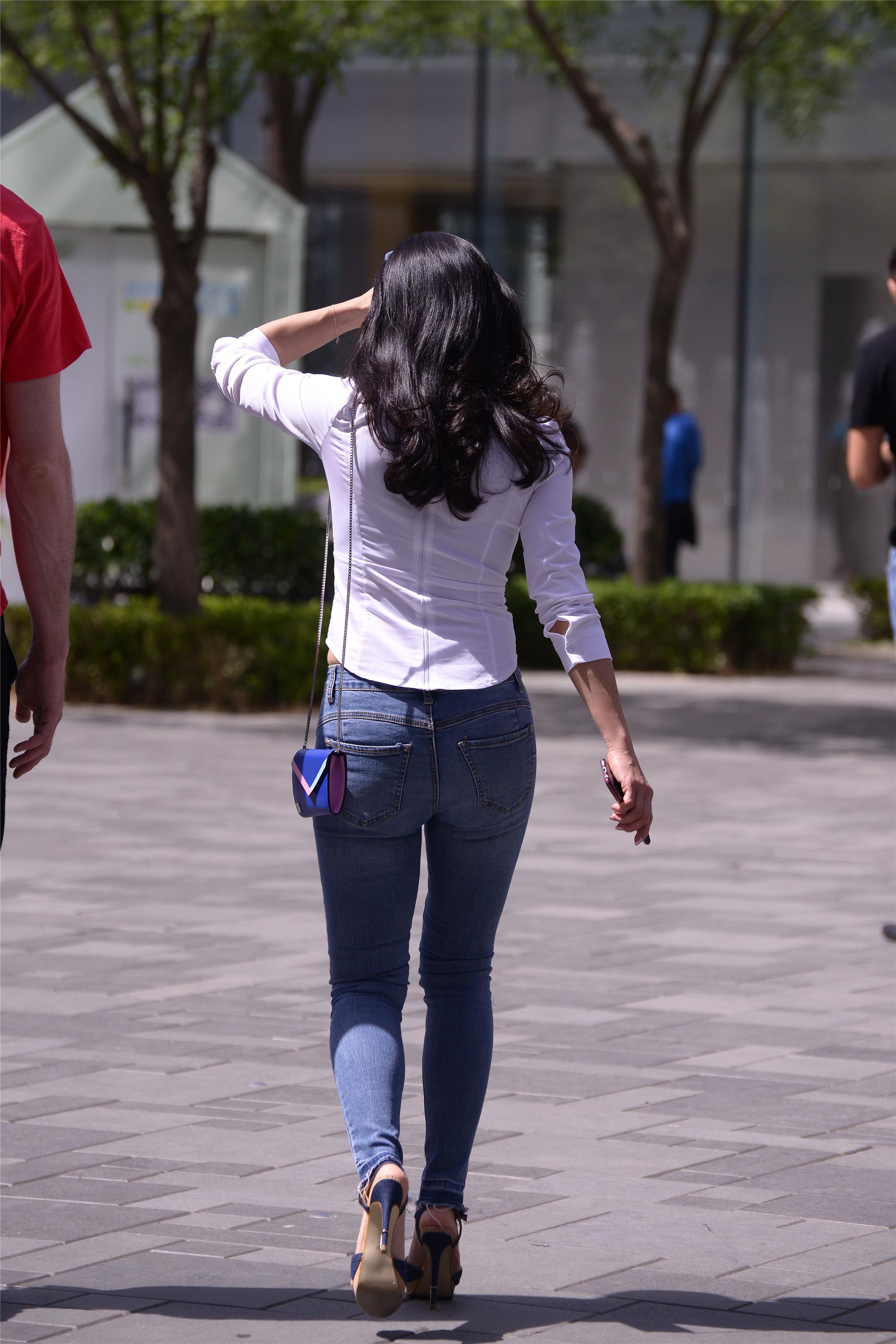 街拍:牛仔裤和高跟鞋搭配起来可以这么漂亮