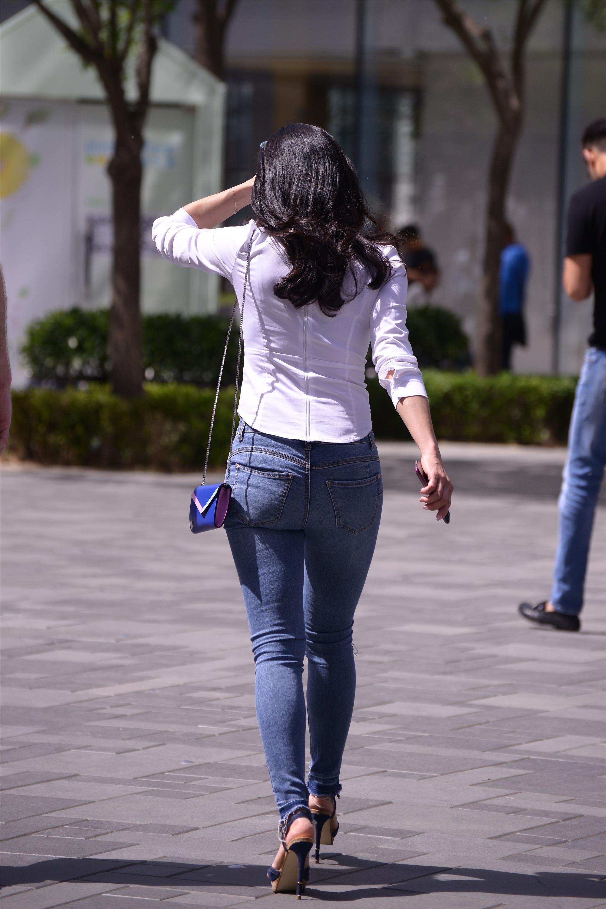 街拍:牛仔裤和高跟鞋搭配起来可以这么漂亮