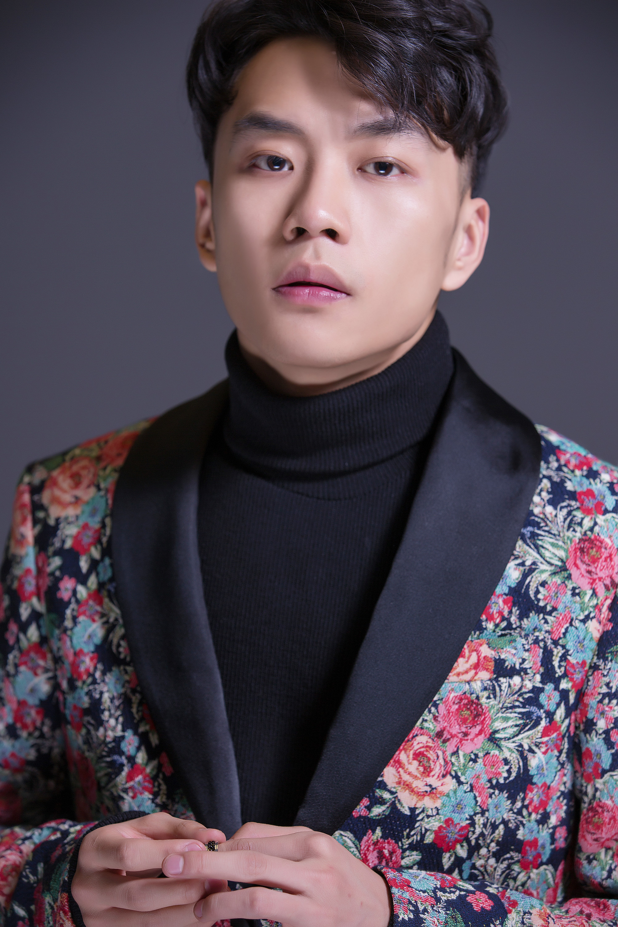 近日,演员罗璇曝光一组帅气写真.