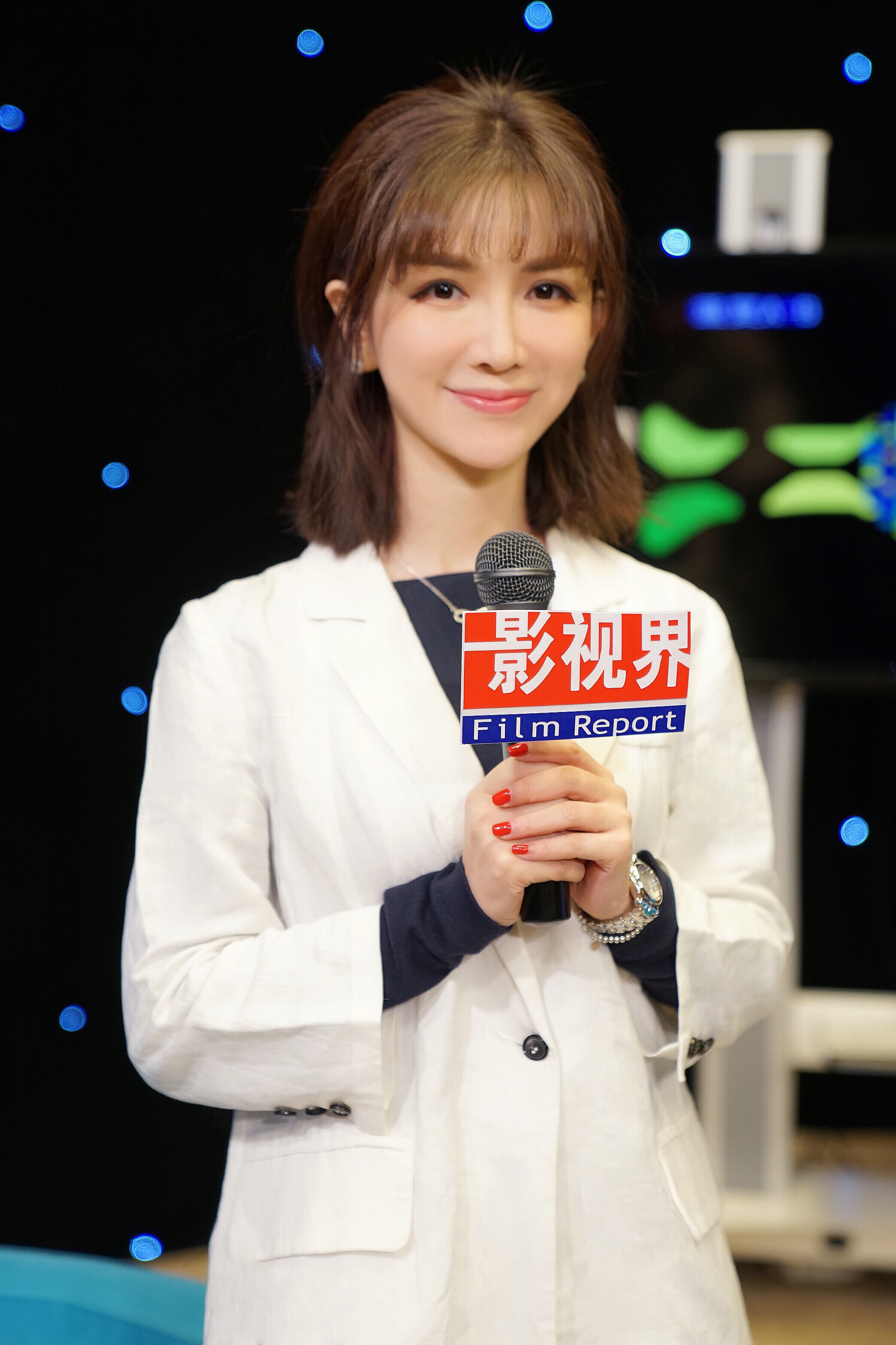 班嘉佳做客《影视界》 笑谈艰辛拍枪戏变一只耳