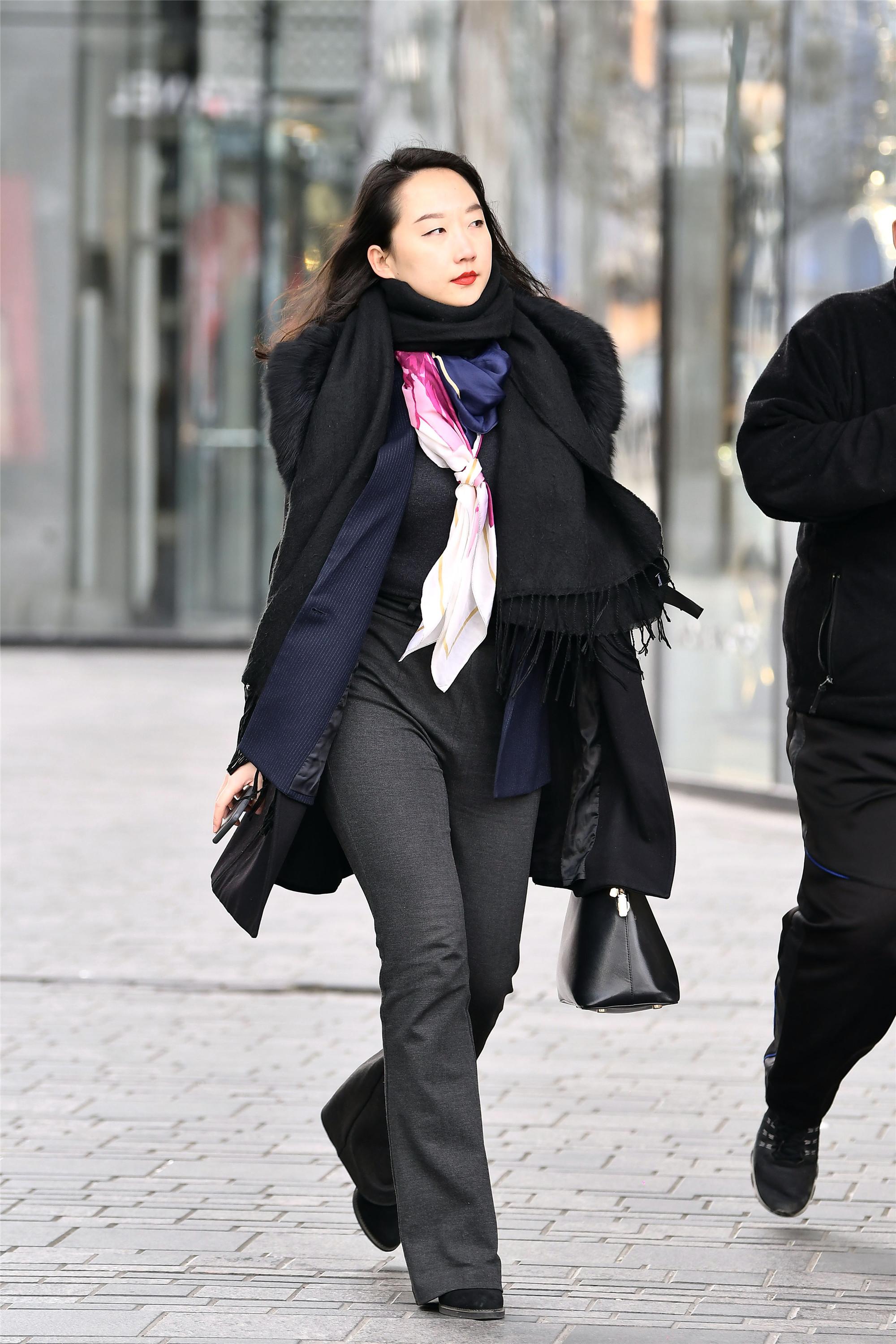 街拍:冬季如何做好内搭,快和她们学习一下吧