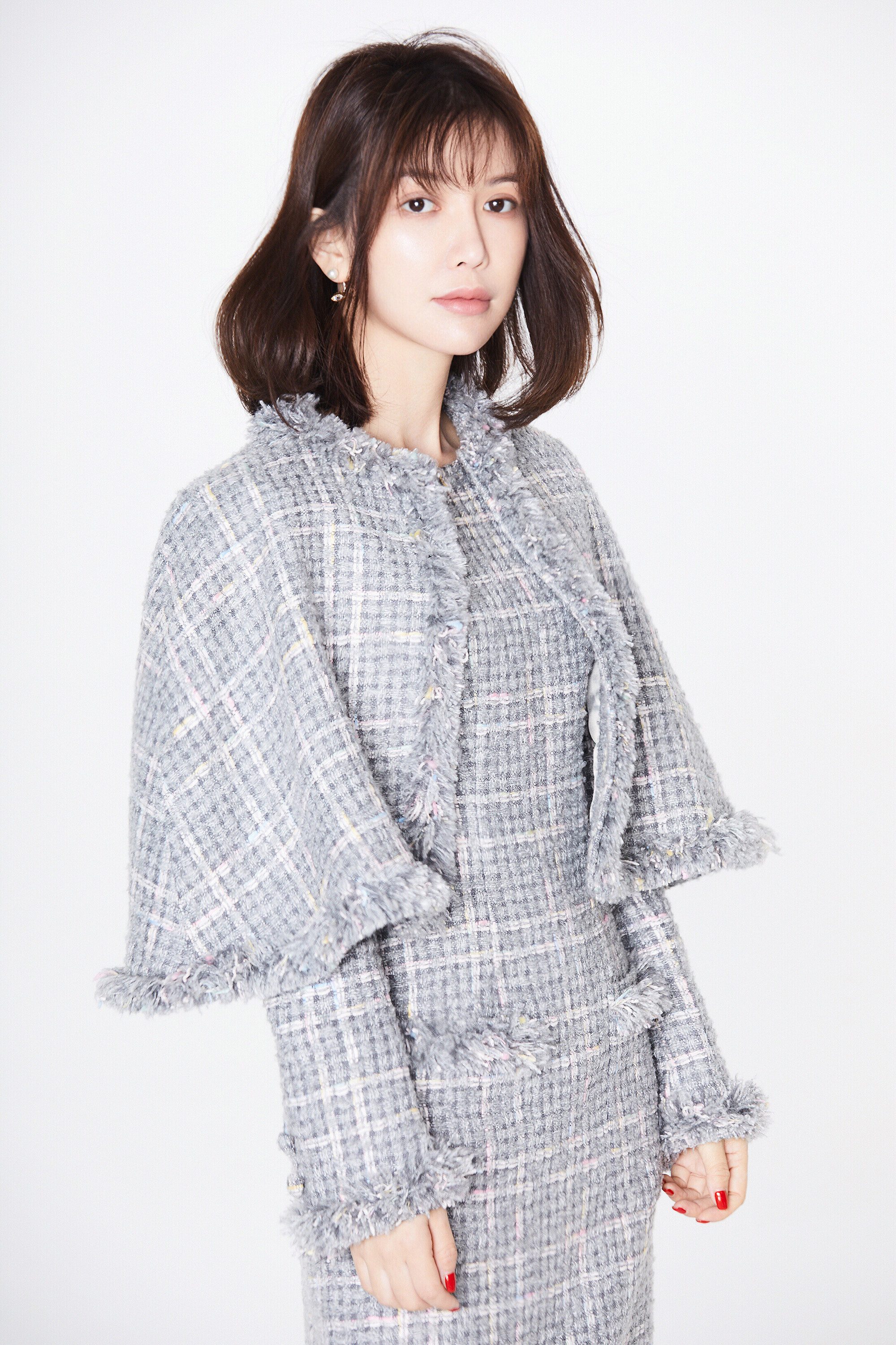 布依族演员班嘉佳素颜出镜尽显文艺气质轮廓清秀