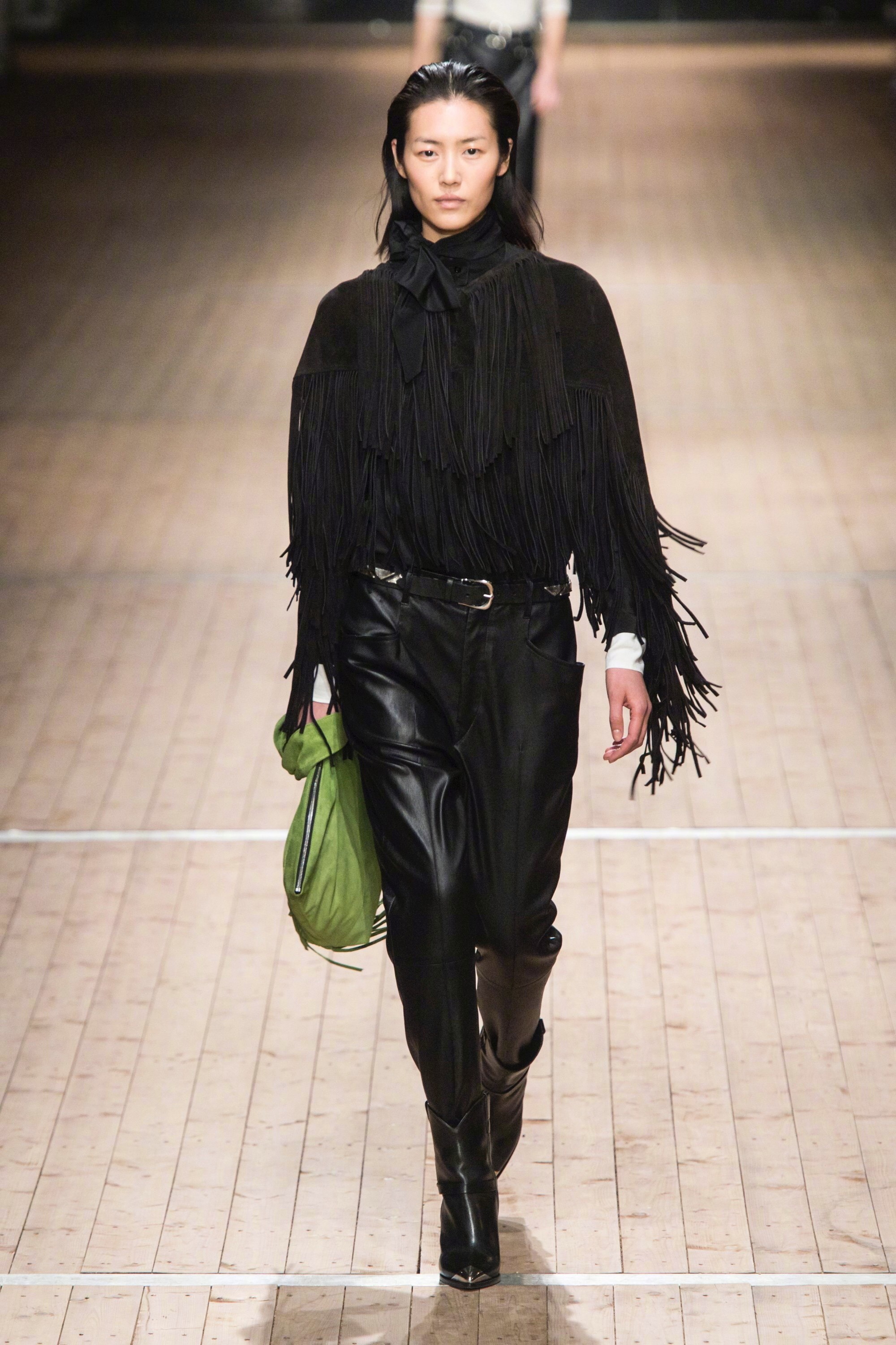 一身黑霸气走秀,巴黎第三场.