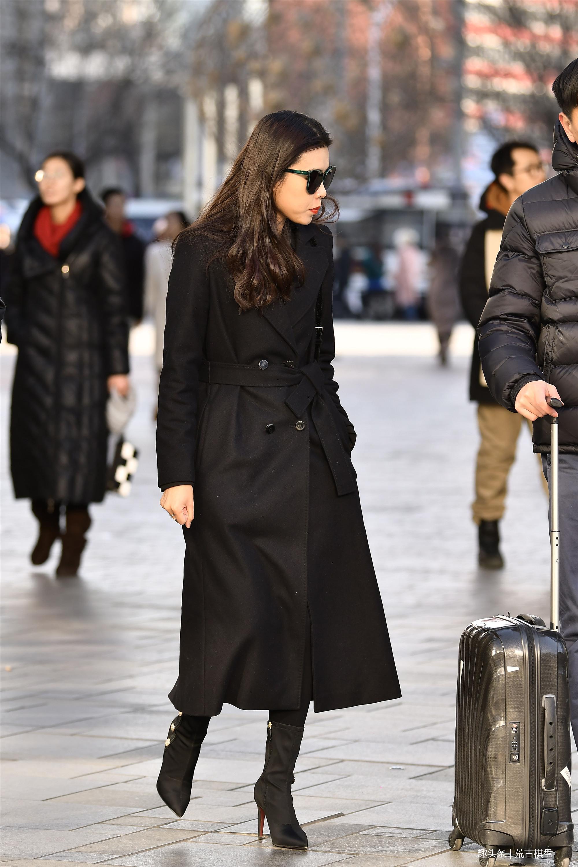 魅力街拍超长版风衣让美女更具时尚魅力