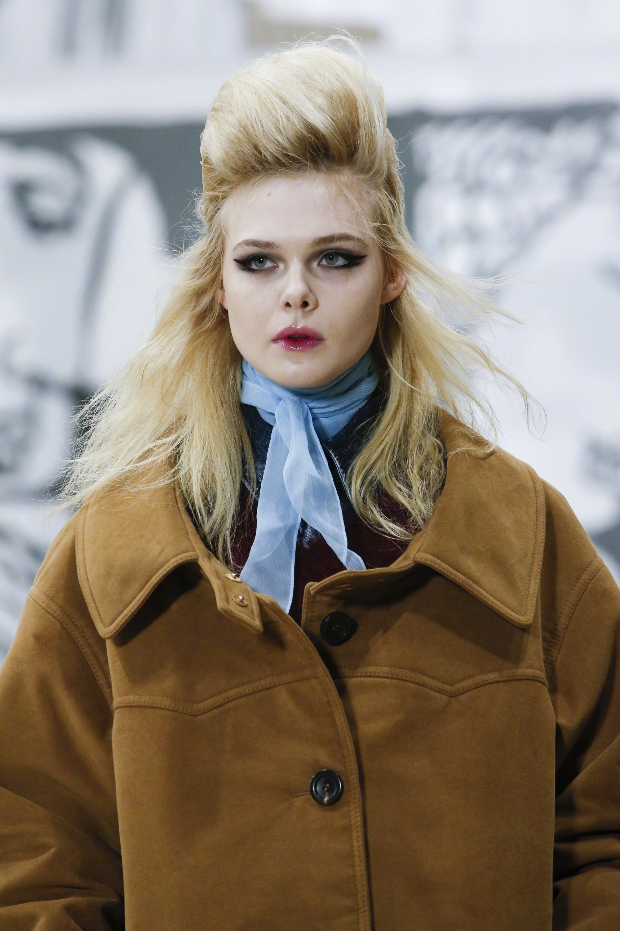 ,miu miu 2018秋冬系列发布秀上,开场领闭的小仙女 elle fanning|小仙