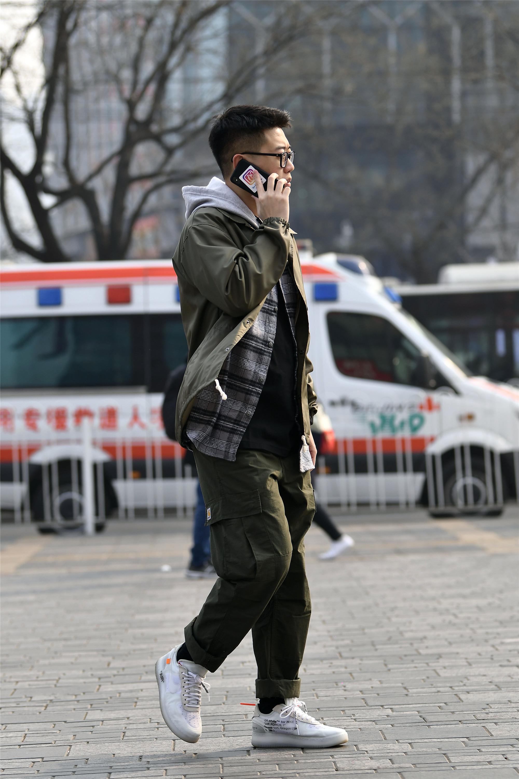 时尚街拍:八位帅哥,风格各异,我最喜欢第六位的搭配