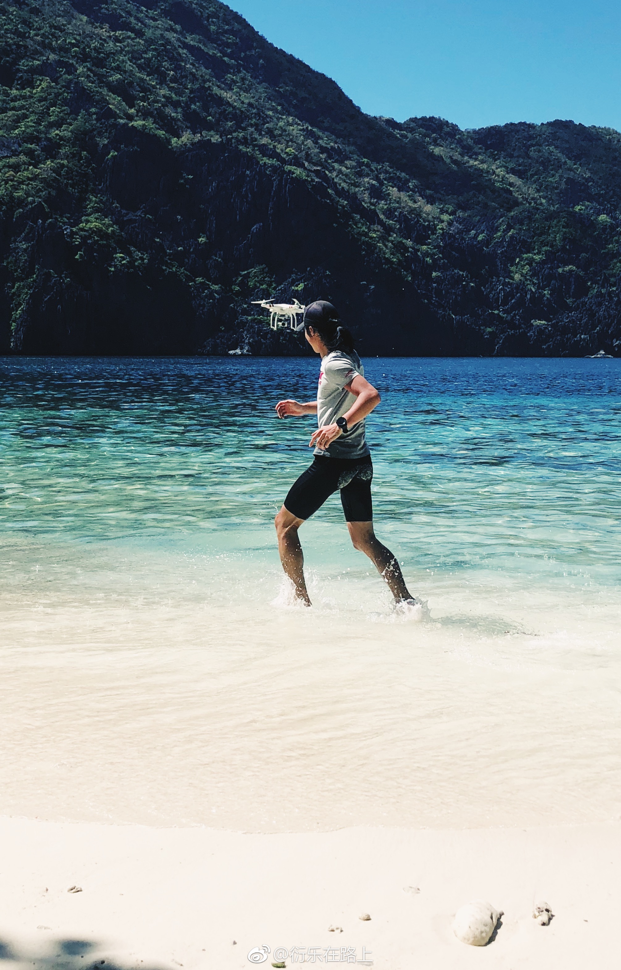 海边跑步追飞机