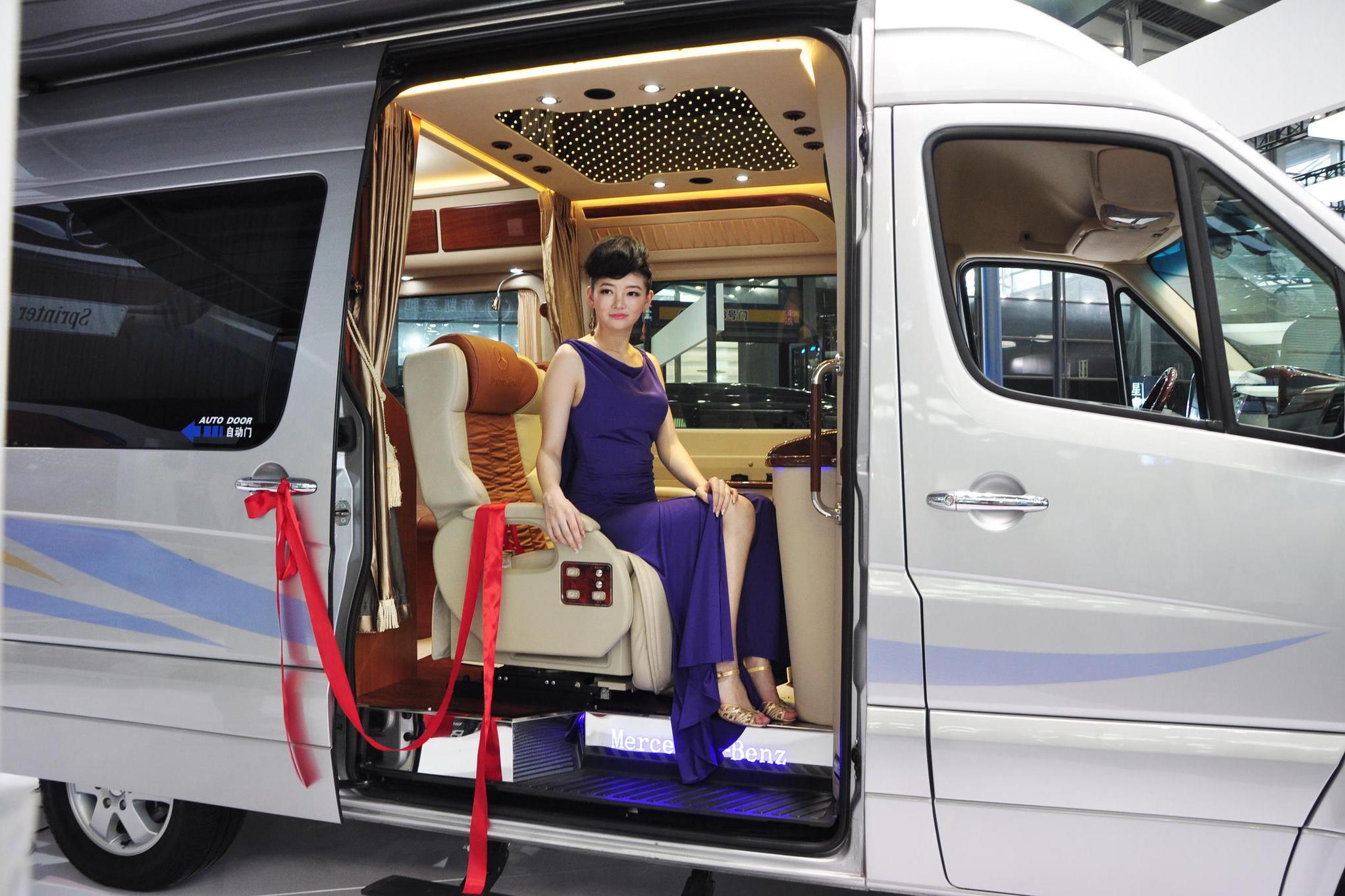 奔驰凌特商务车美艳车模2013深港澳车展实拍