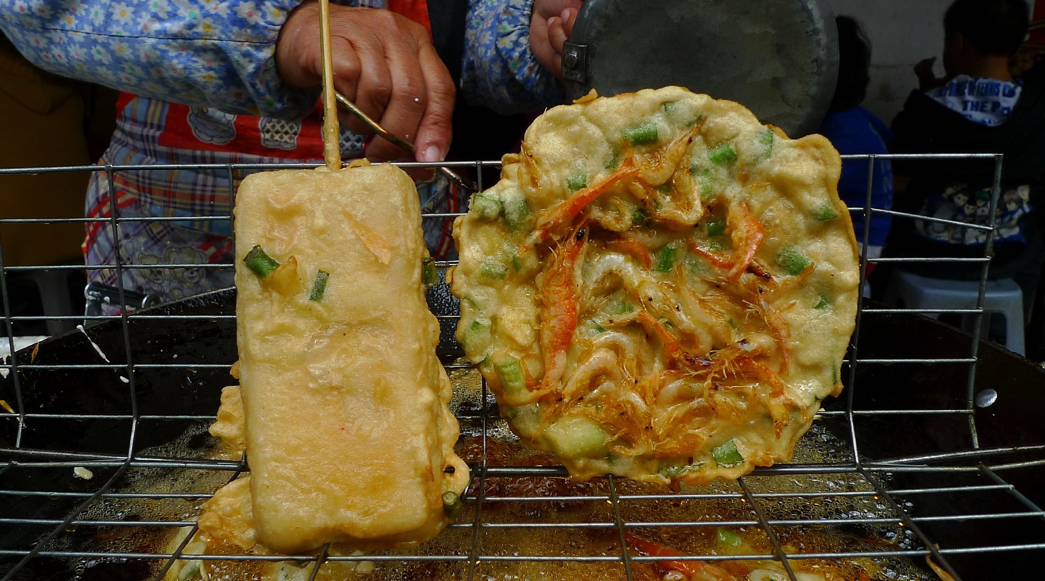 广西北海老街小吃众多,但一定要试试鲜香酥脆的传统炸虾饼,(北海的