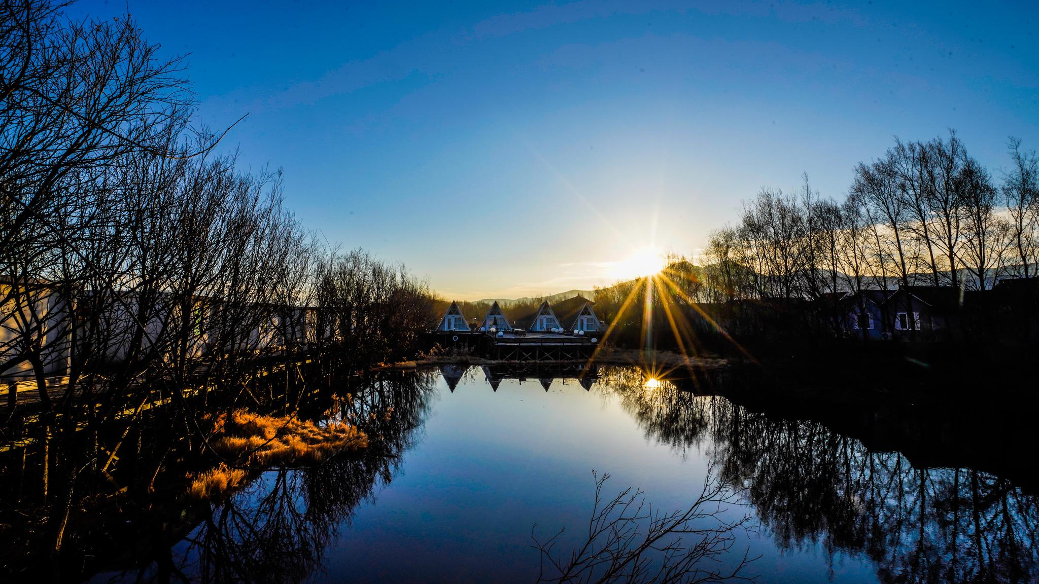当我看到三亚疯狂的机票时,我在拉市海的晨光里微微一笑
