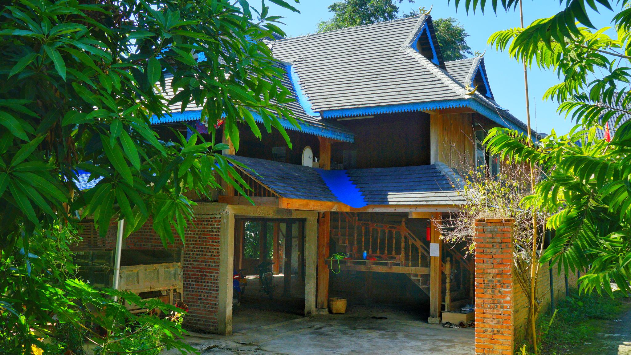 【客厅禁忌】傣家楼上客厅中有三根柱子,两根是卧室与客厅并排分开的