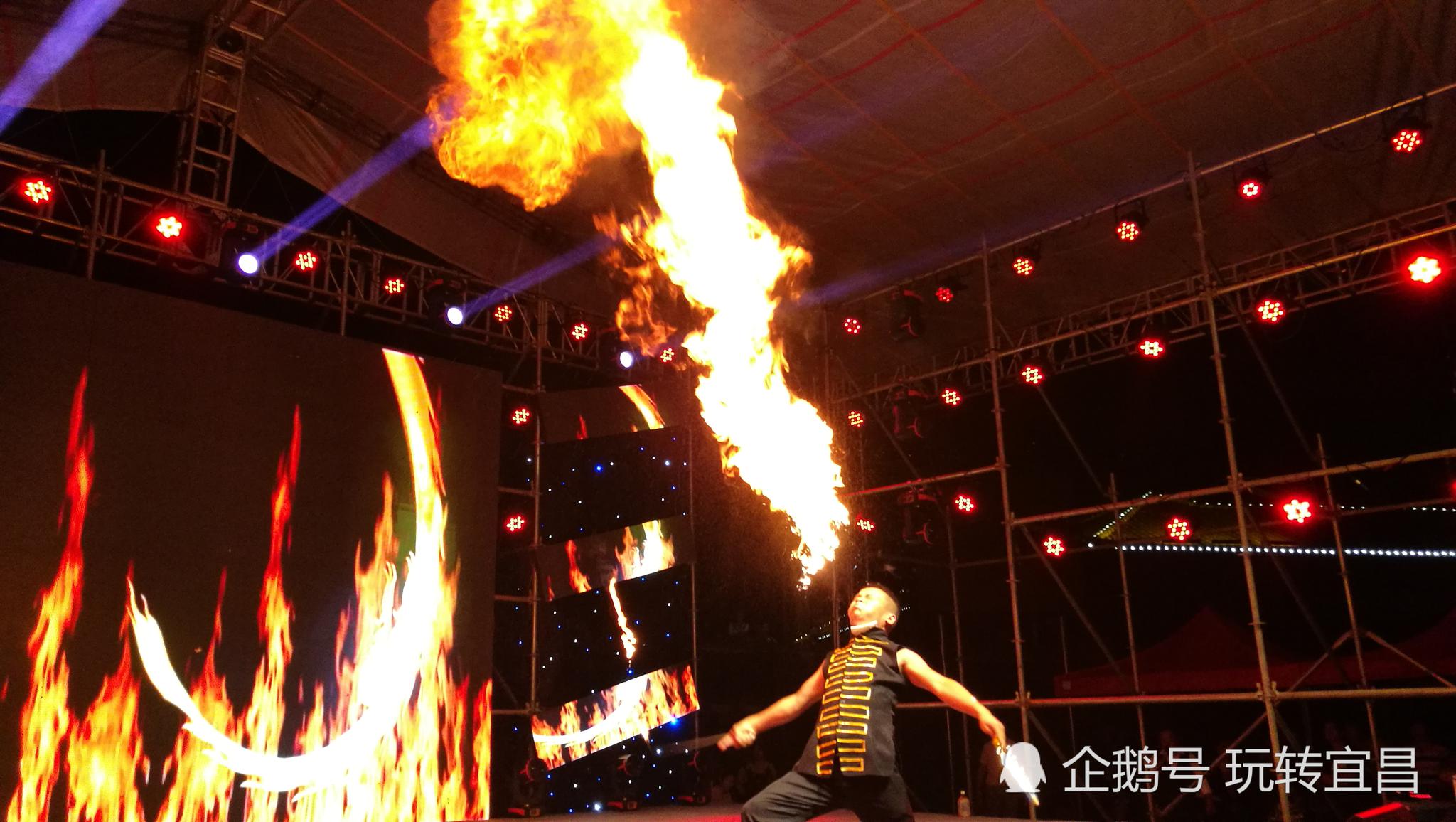 实拍宜昌民间绝技,吐火2米多高