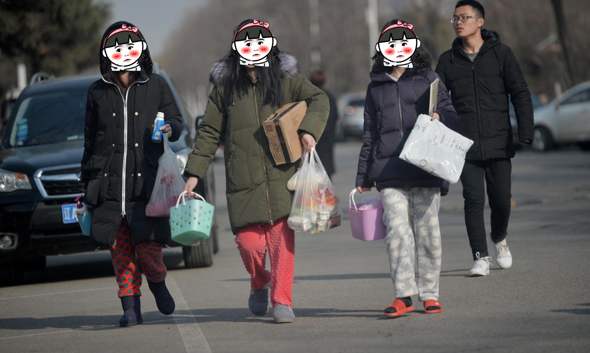 女大学生睡衣混搭出行成景 医生:对健康不利