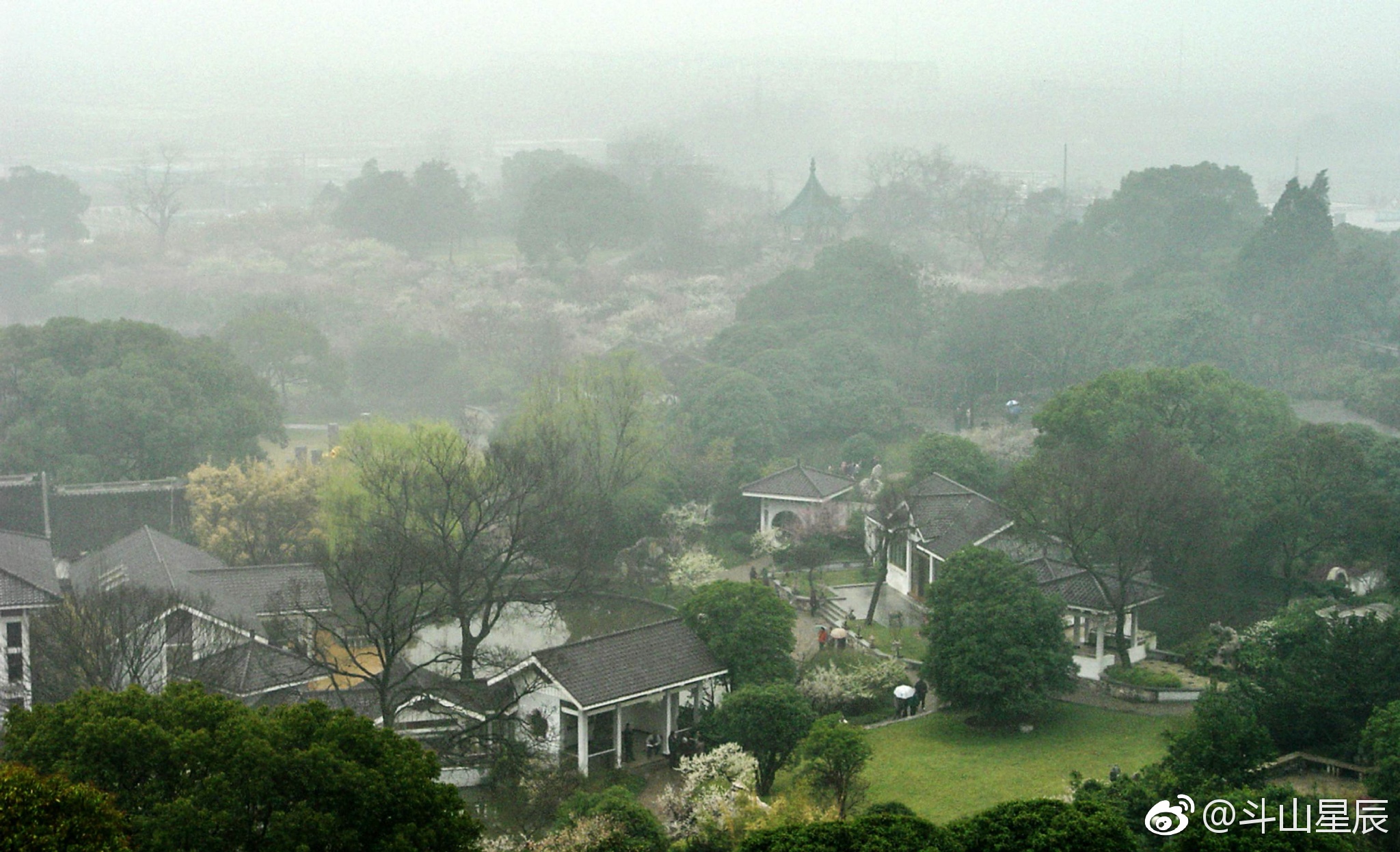 回顾2006年的3月9日无锡梅园烟雨蒙蒙别有一番意境