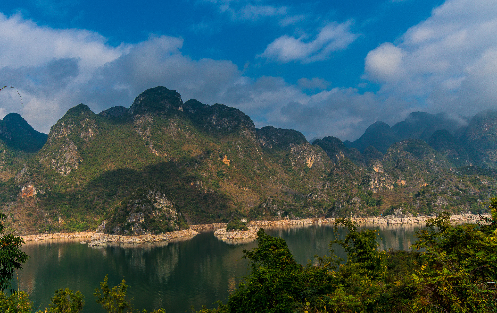 贵州兴义万峰湖,是由天生桥水电站筑坝蓄水而形成的高原平湖,总面积约