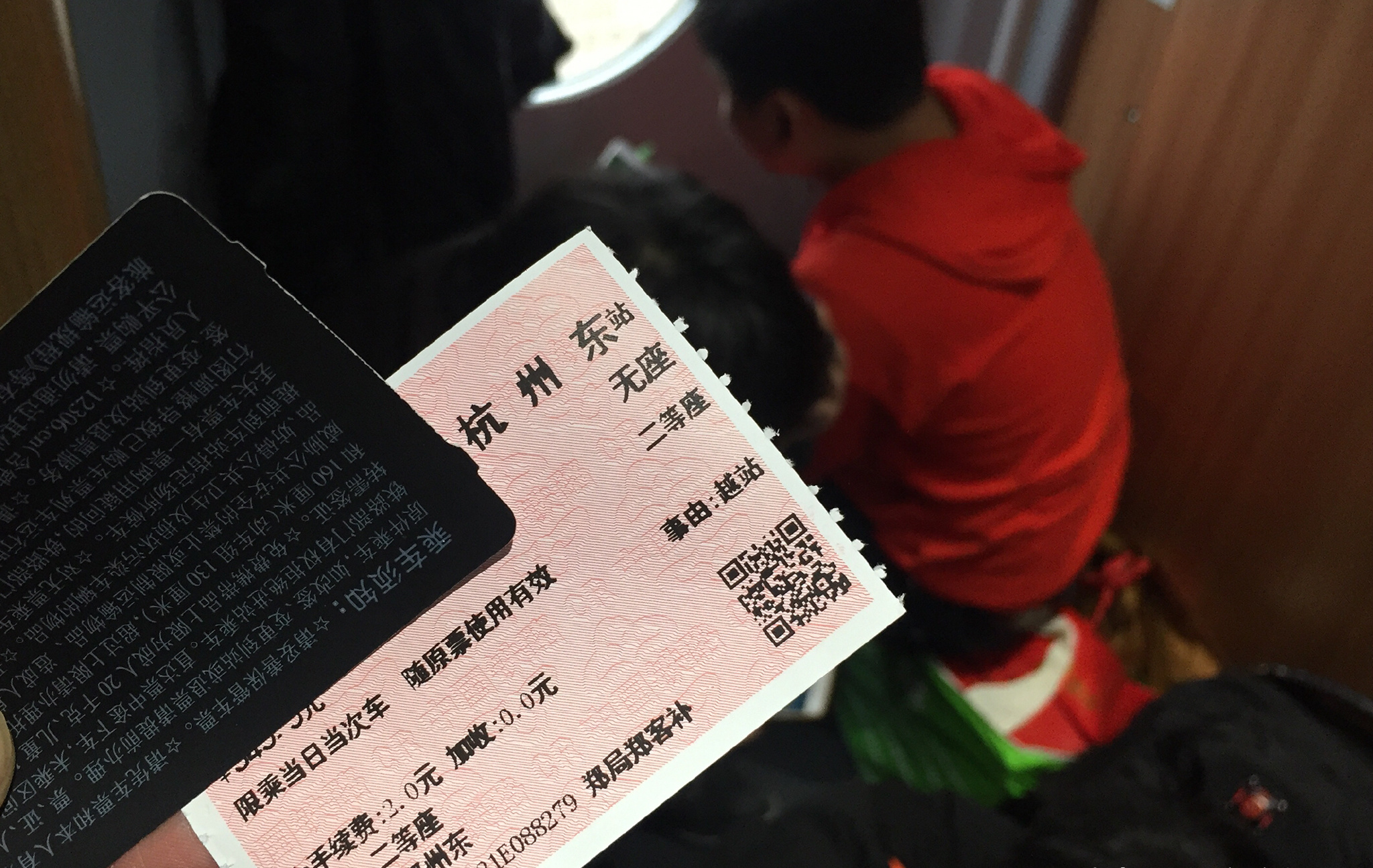 先上车再买票实拍春运补票场景上百人靠这一招踏上返程高铁