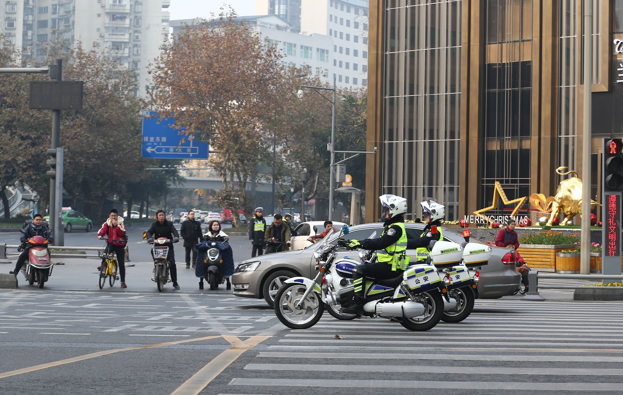 摩托上的成都交警"人南青年铁骑队"