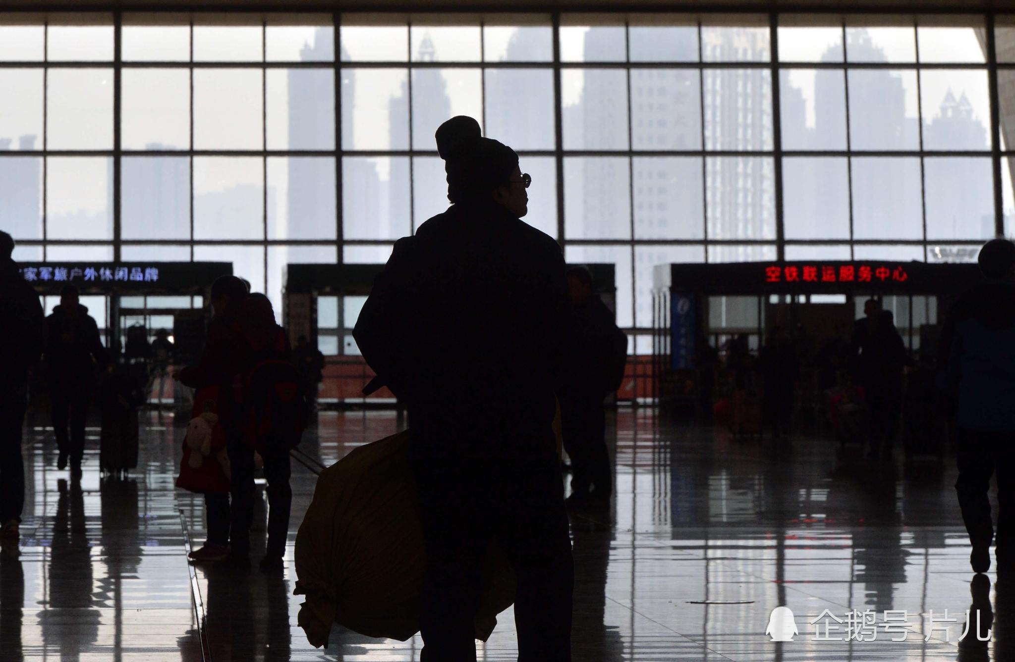 春运路上总有一个身影让你感动 泥瓦匠:打工很累还没赚到多少钱