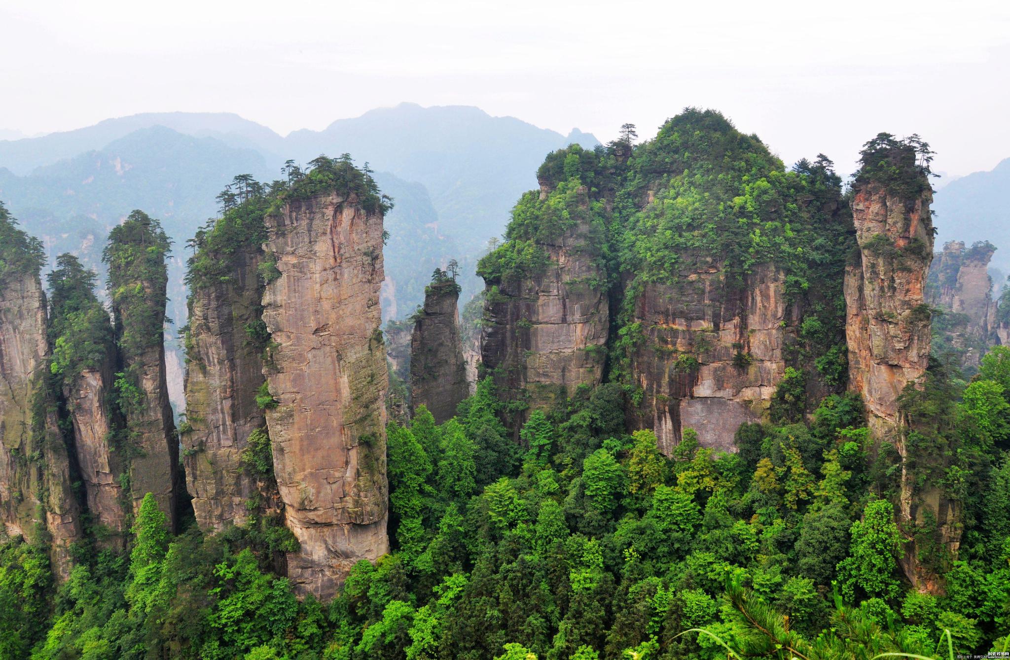 武陵源风景名胜区拥有世界罕见的石英砂岩峰林峡谷地貌,由中国第一个