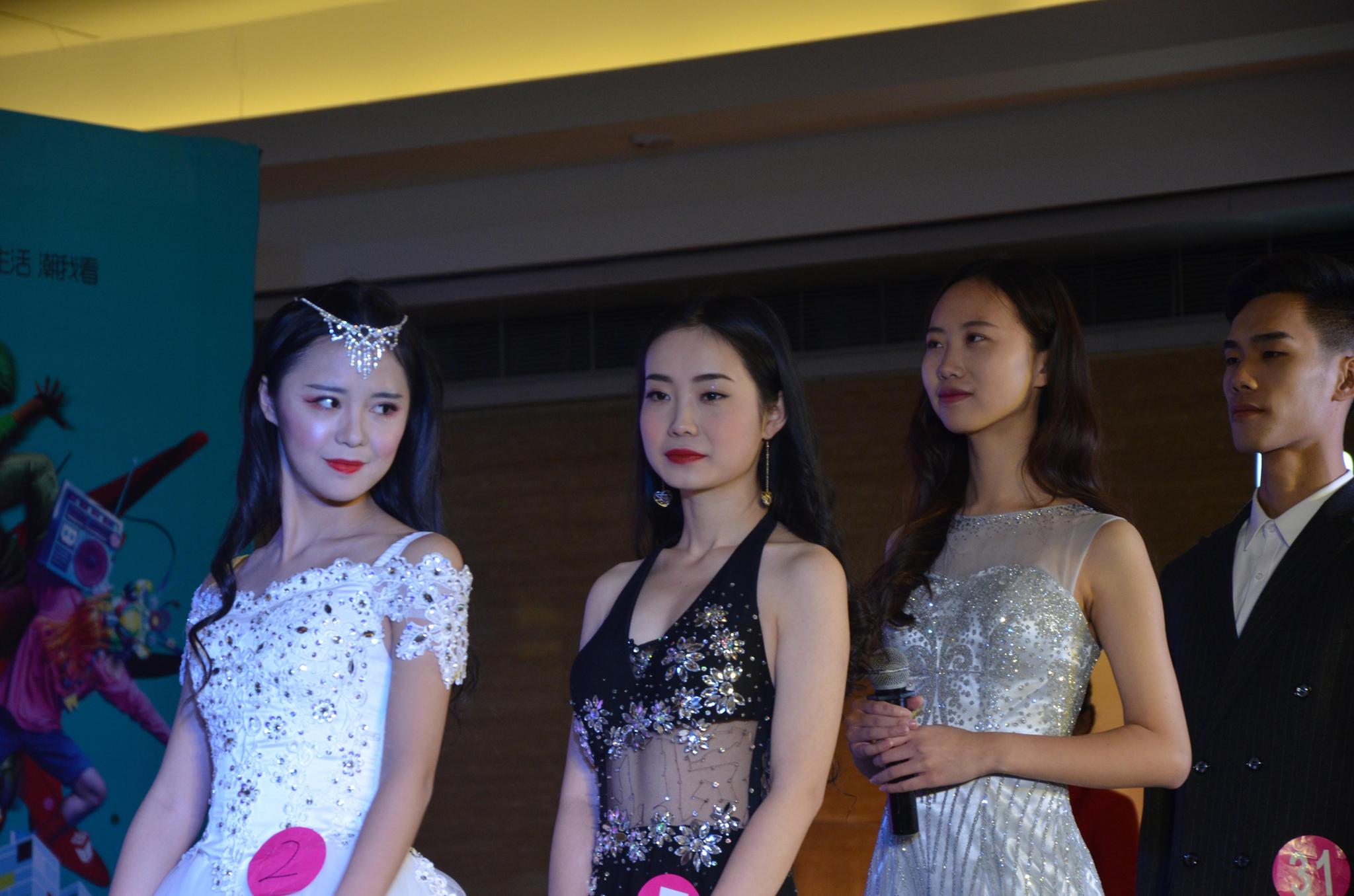 高校萌妹模特走秀 台下妹子都说好看